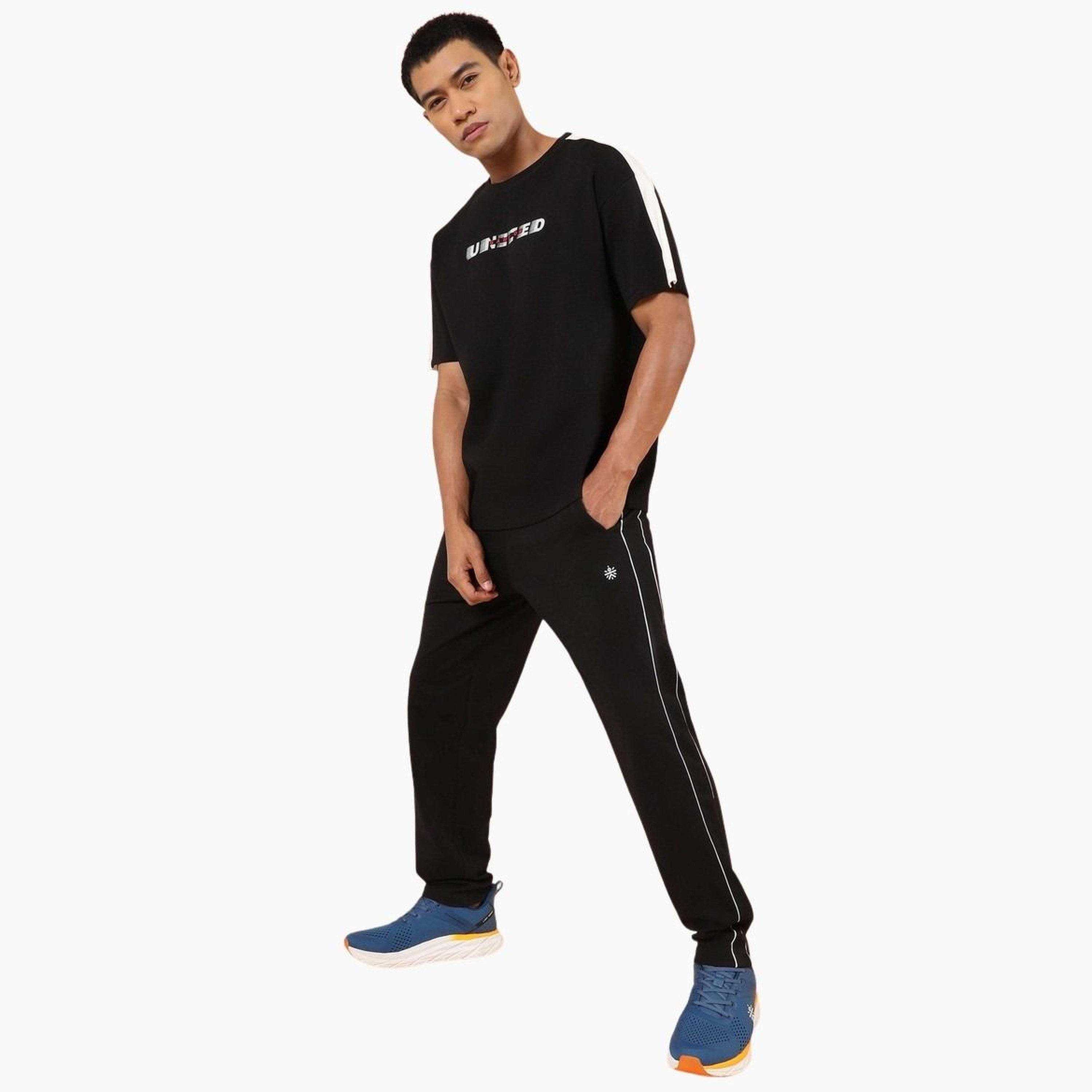 كوالت × ستايلي - تي شيرت رجالي أسود بأكمام قصيرة وقصة مريحة بطباعة خطية-men-clothing-tshirtsandpolos-tshirts-image-3