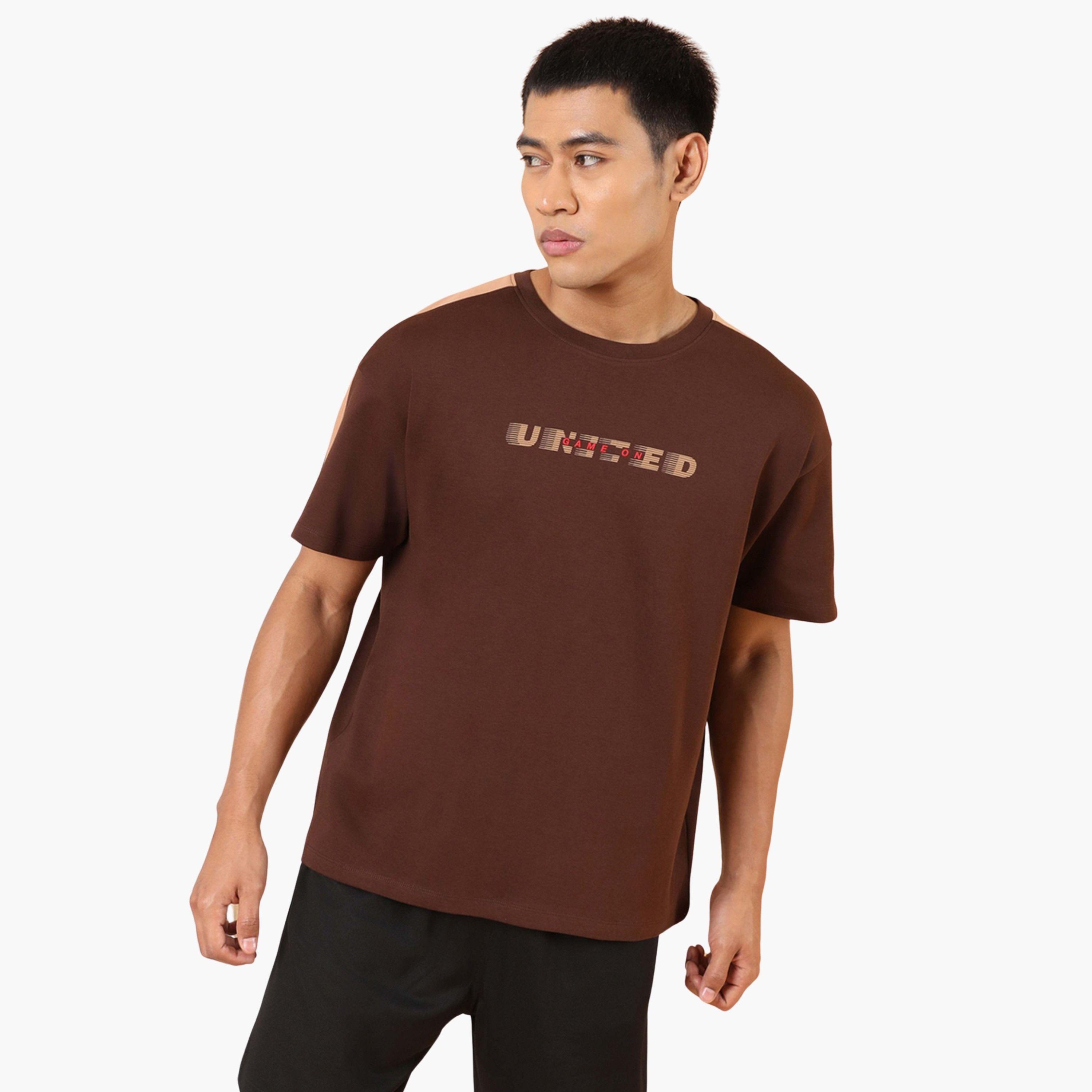 كالت × ستايلي - تي شيرت رجالي بني بأكمام قصيرة مطبوع عليه خط-men-clothing-sportswearandactivewear-tshirtsandpolos-image-1