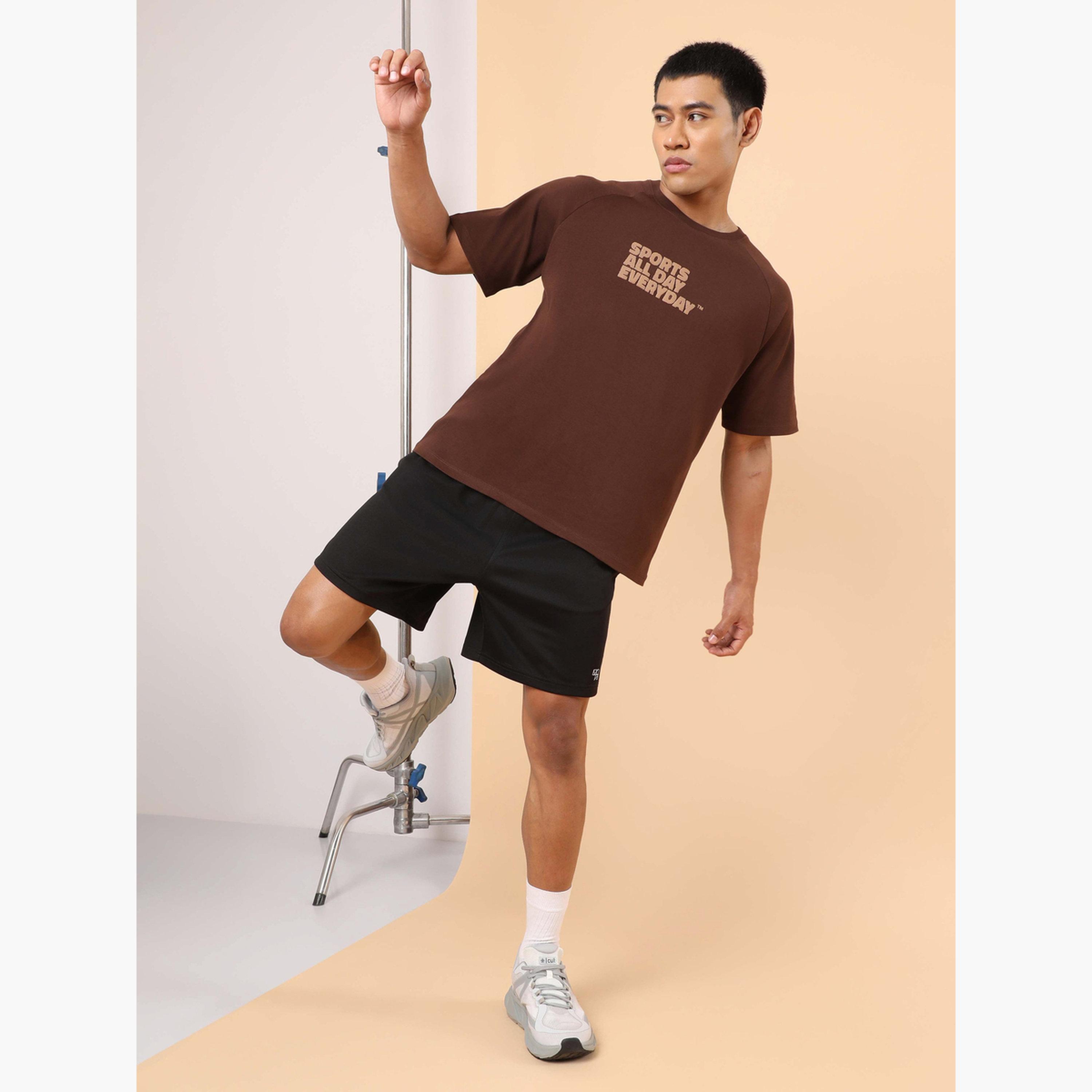 كالت × ستايلي - تي شيرت رجالي بني بأكمام قصيرة مطبوع عليه خط-men-clothing-sportswearandactivewear-tshirtsandpolos-image-3