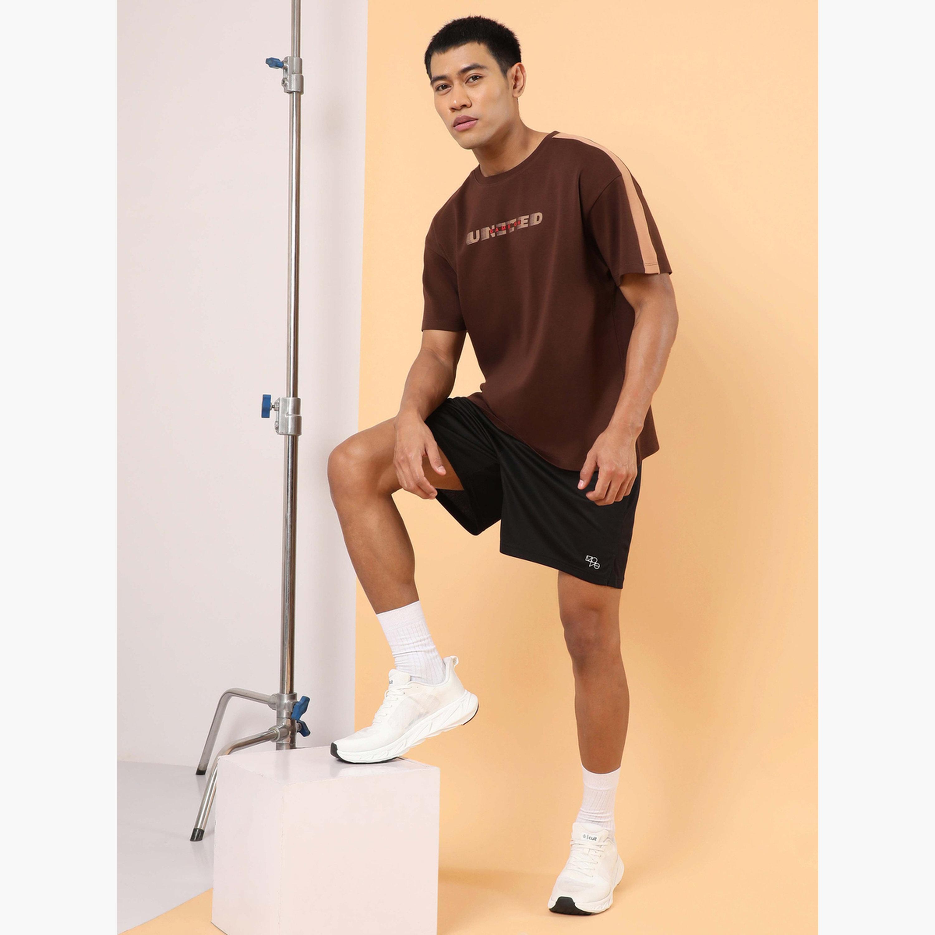 كالت × ستايلي - تي شيرت رجالي بني بأكمام قصيرة مطبوع عليه خط-men-clothing-sportswearandactivewear-tshirtsandpolos-image-4