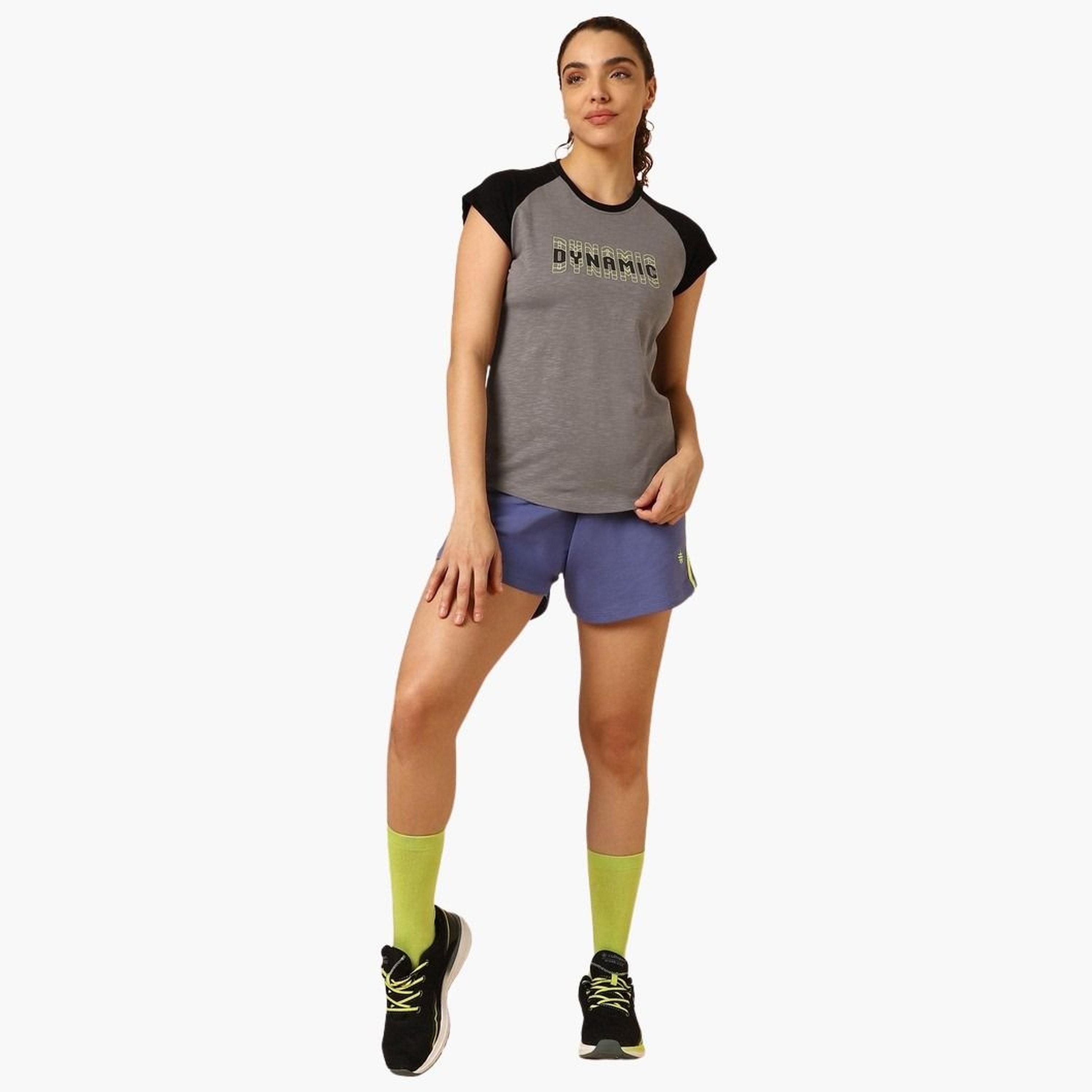 كولت × ستايلي - تي شيرت رمادي نقشة جرافيكية وأكمام راجلان للنساء-women-clothing-tshirts-image-3