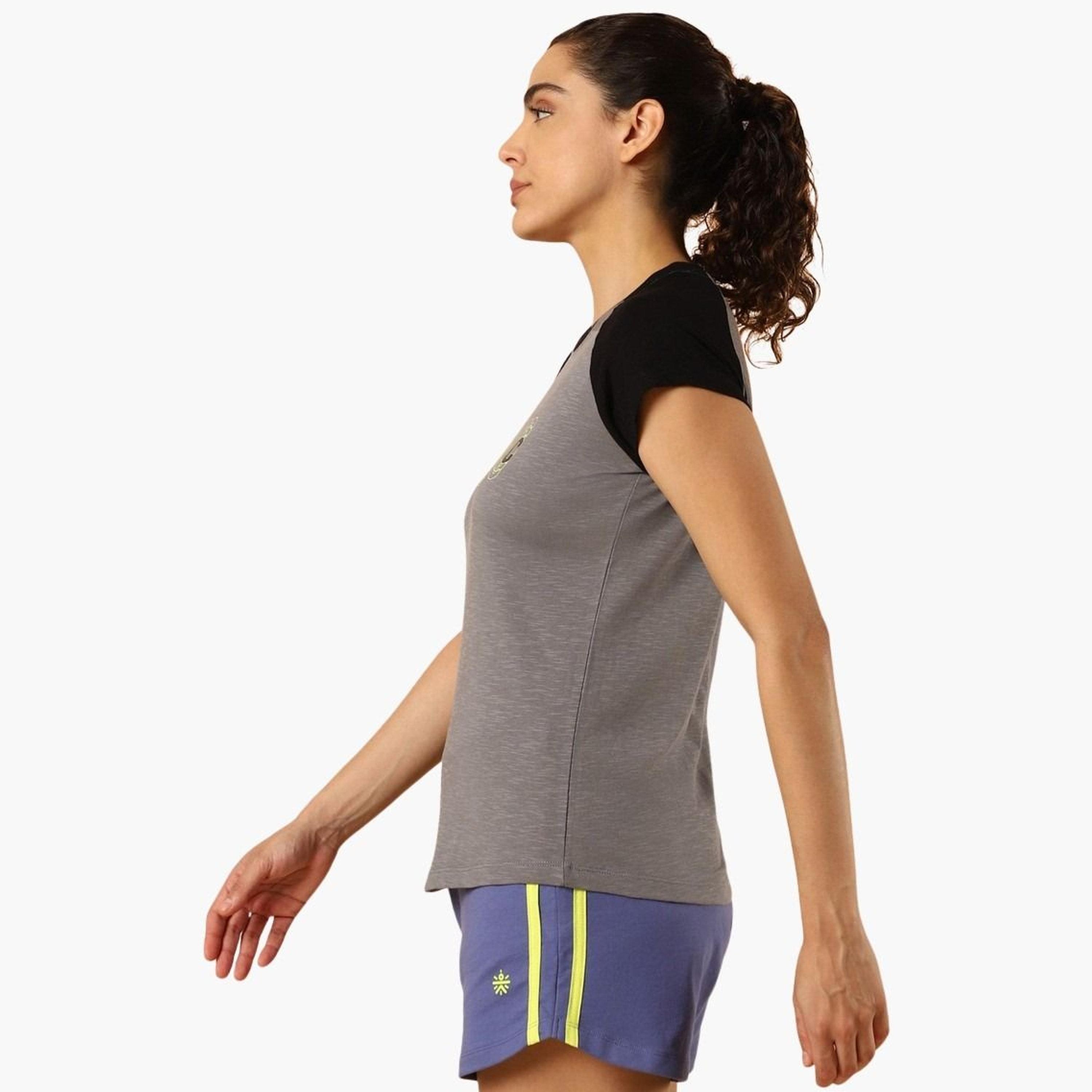 كولت × ستايلي - تي شيرت رمادي نقشة جرافيكية وأكمام راجلان للنساء-women-clothing-tshirts-image-5