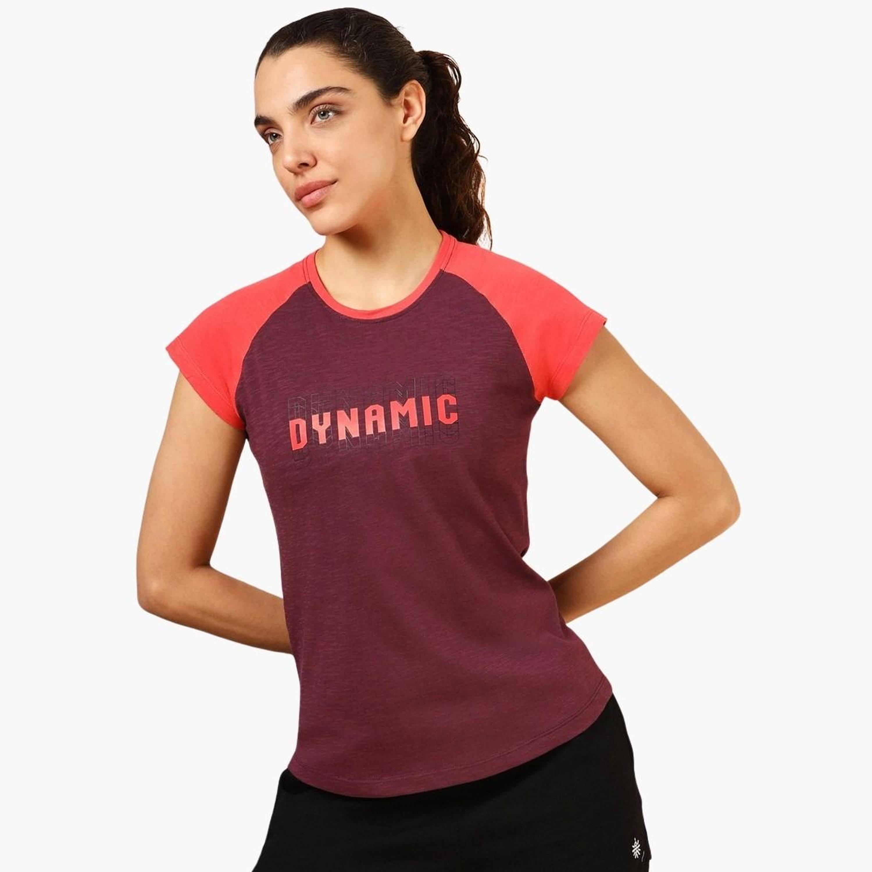 كوالت × ستايلي - تي شيرت بطبعة جرافيكية لون برغندي وأكمام راجلان-women-clothing-tshirts-image-1