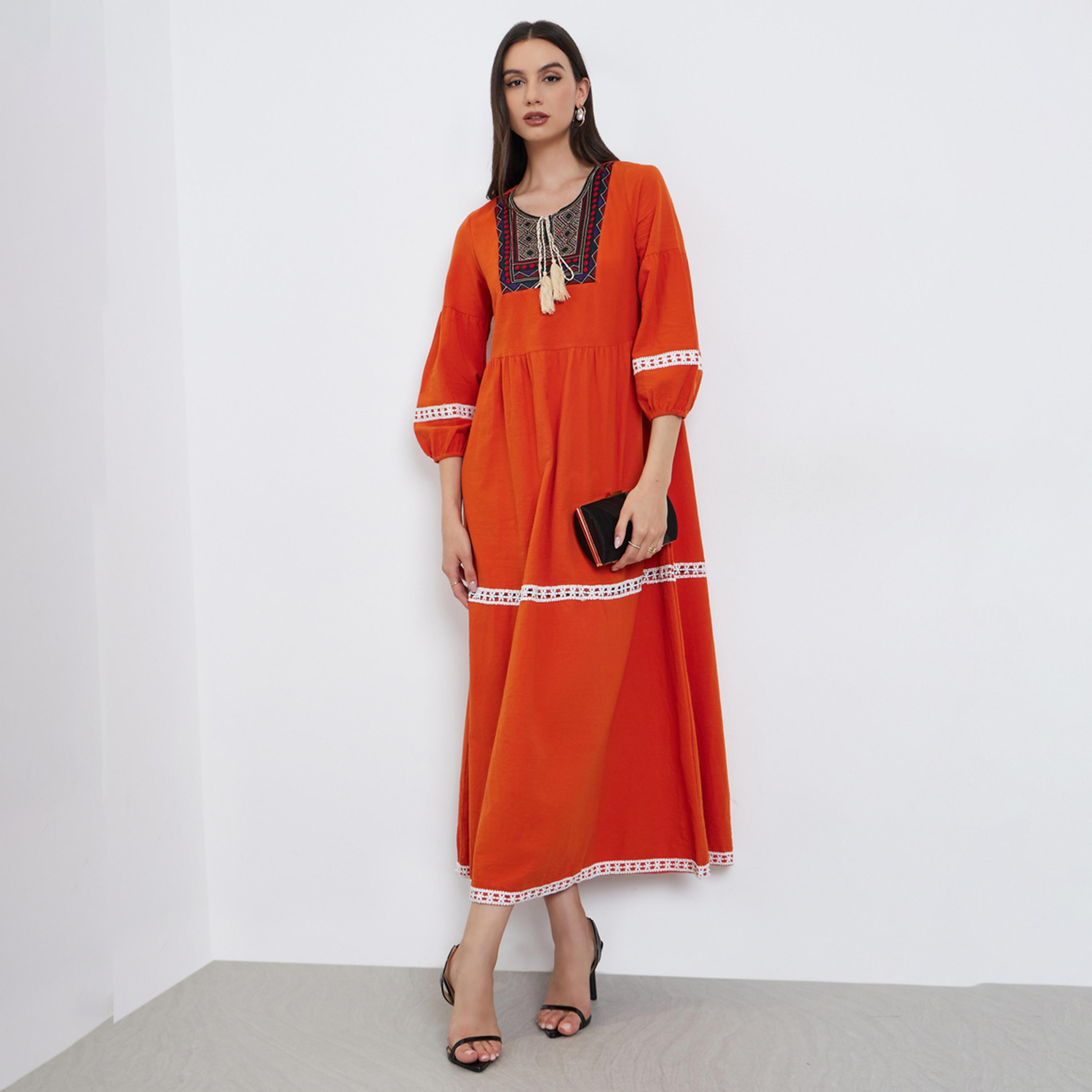 تيك تو - جلابية برتقالية بأكمام مرنة مزينة بشراشيب ورسومات جرافيكية-women-arabicclothing-jalabiyas-image-1