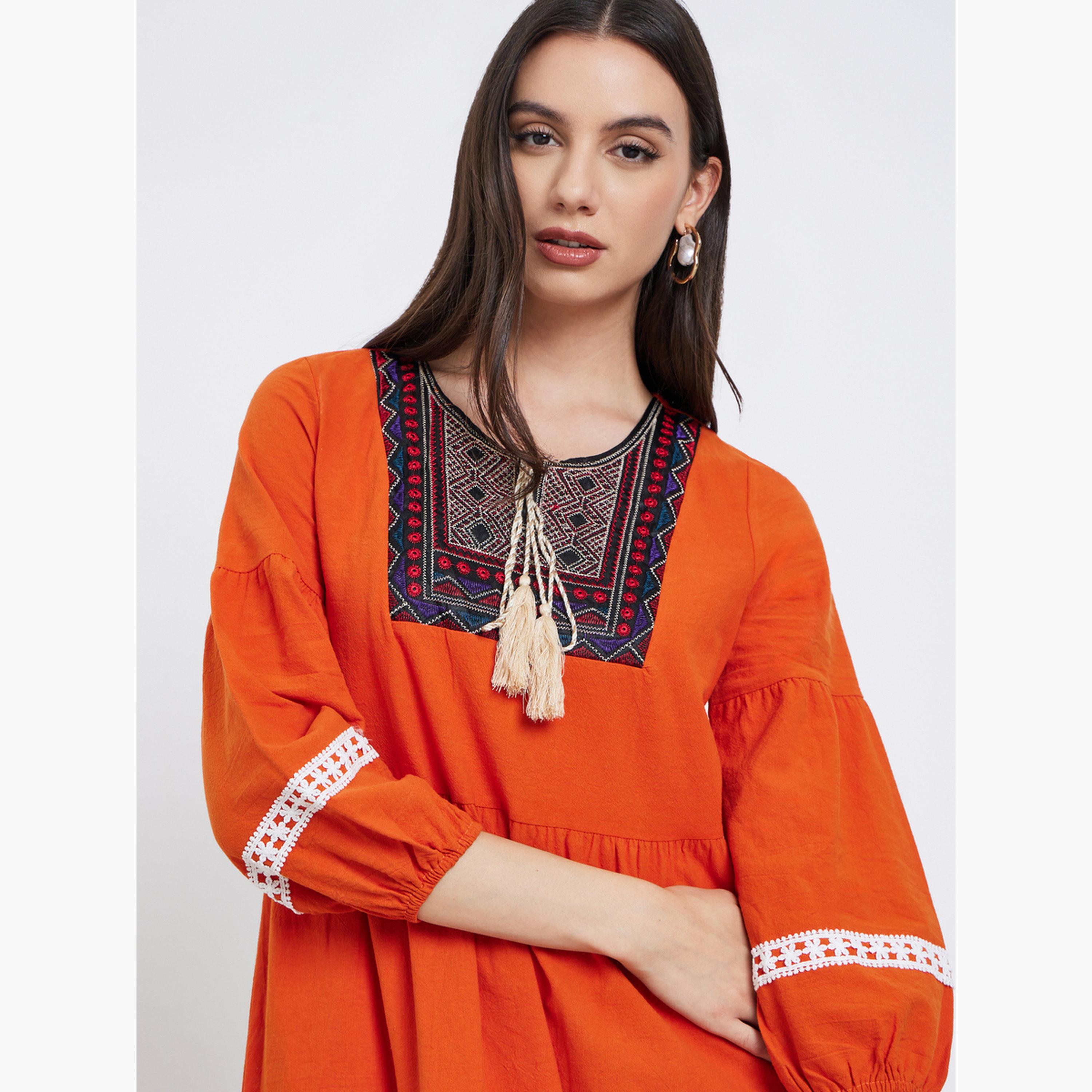 تيك تو - جلابية برتقالية بأكمام مرنة مزينة بشراشيب ورسومات جرافيكية-women-arabicclothing-jalabiyas-image-4