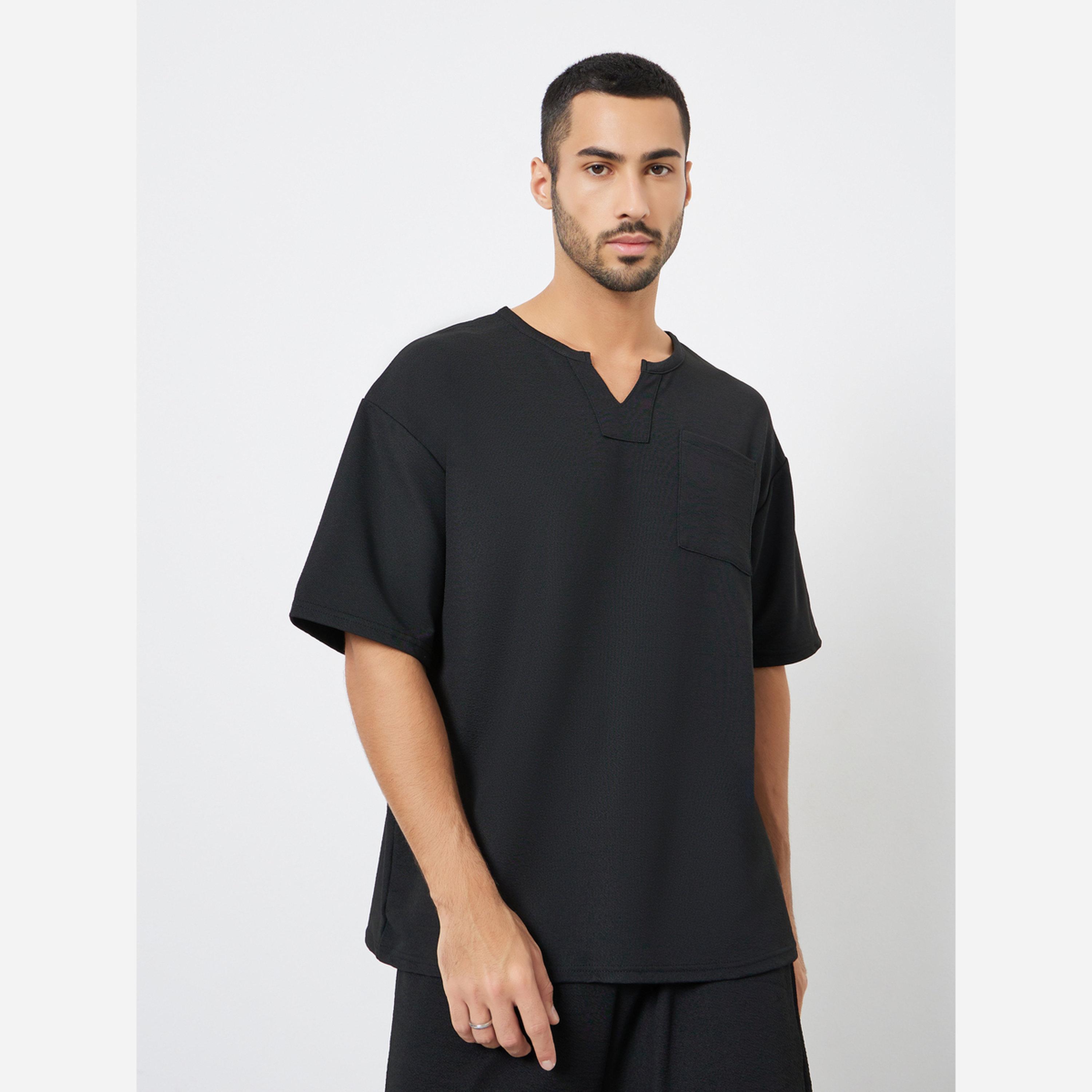 ستايلي - طقم تيشيرت وشورت رجالي لون أسود مقاس واسع-men-clothing-coordsets-image-2
