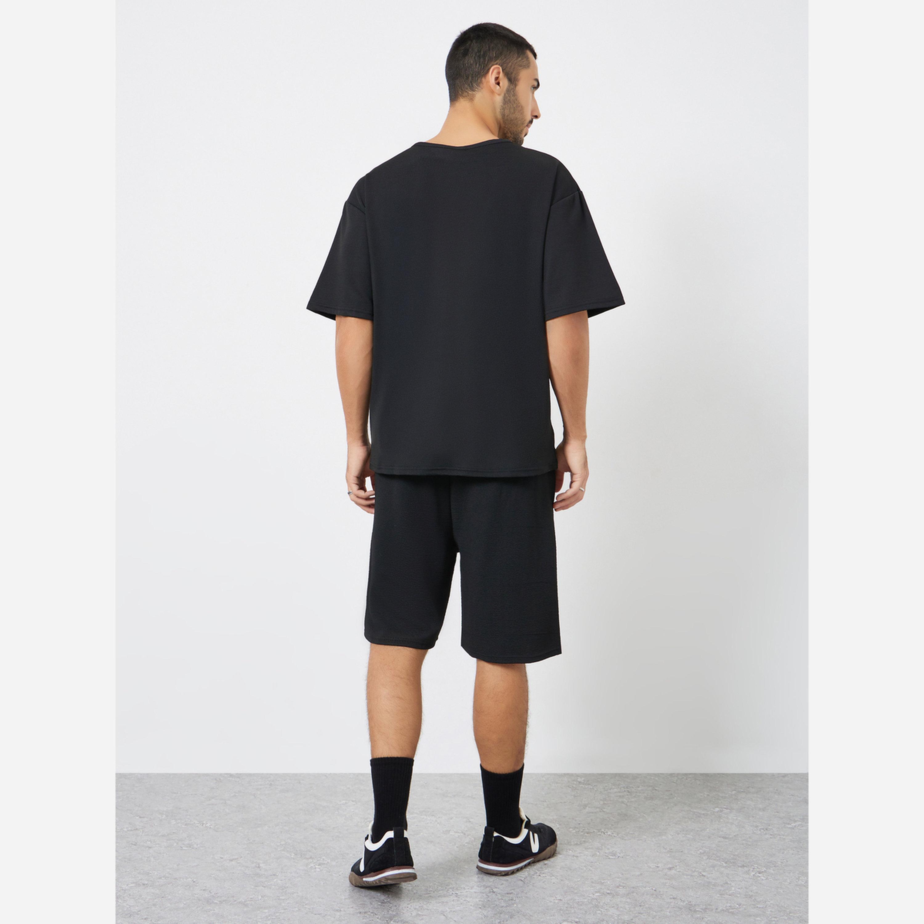 ستايلي - طقم تيشيرت وشورت رجالي لون أسود مقاس واسع-men-clothing-coordsets-image-5