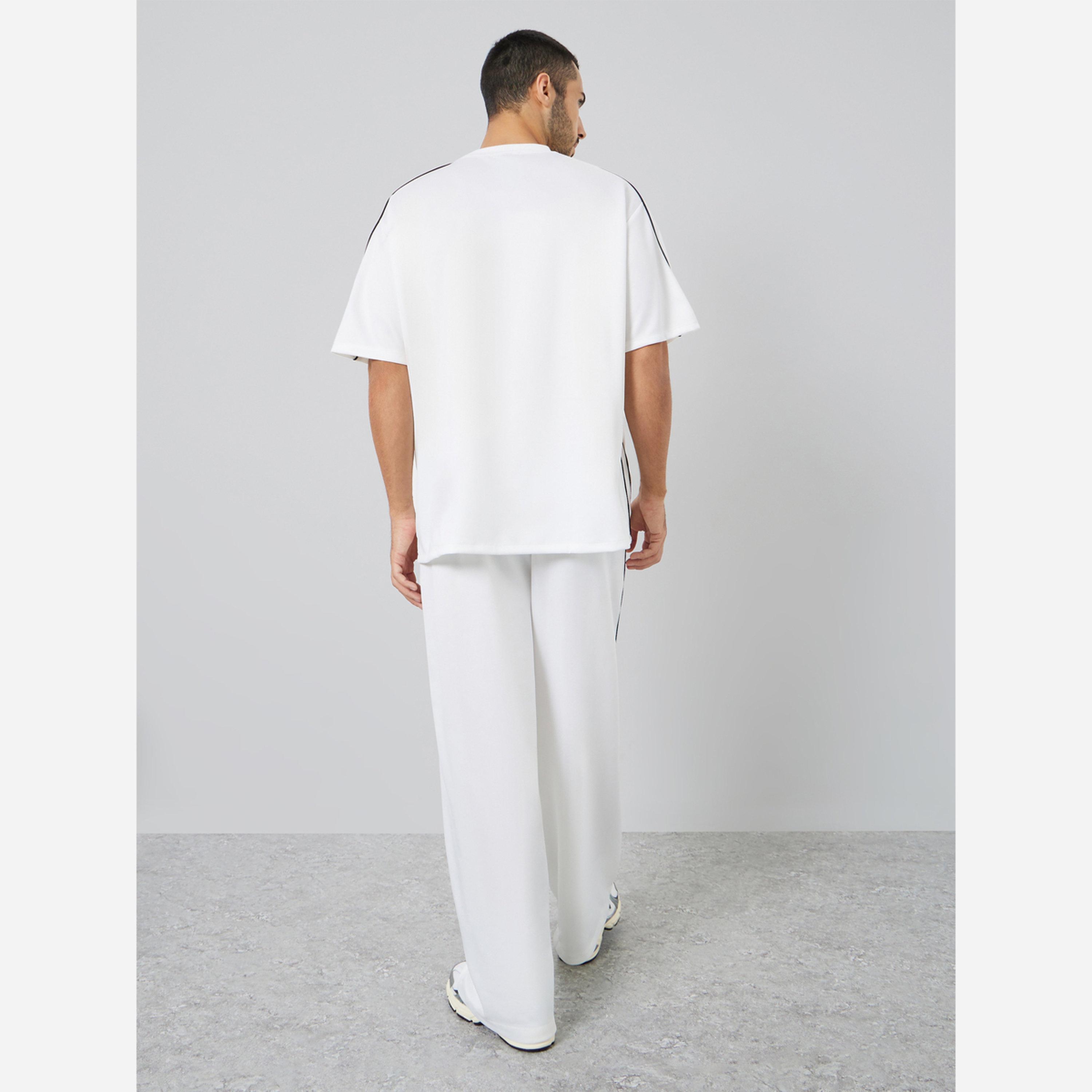 ستايلي - طقم رجالي لون أبيض مقاس واسع تيشيرت وبنطال بتفاصيل أنيقة-men-clothing-coordsets-image-5