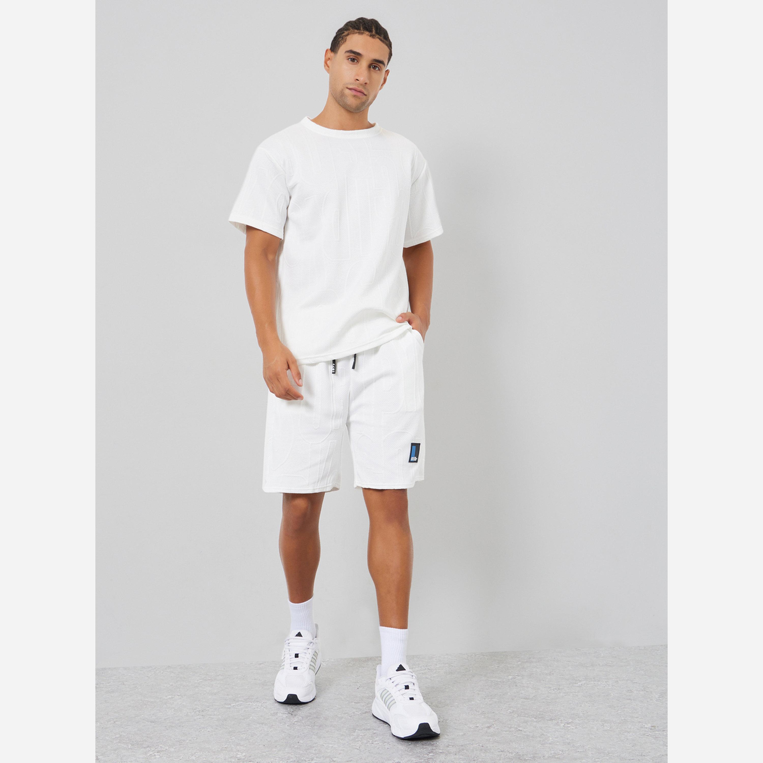 ستايلي - طقم رجالي لون أبيض تيشيرت وشورت طبعة مميزة-men-clothing-coordsets-image-1
