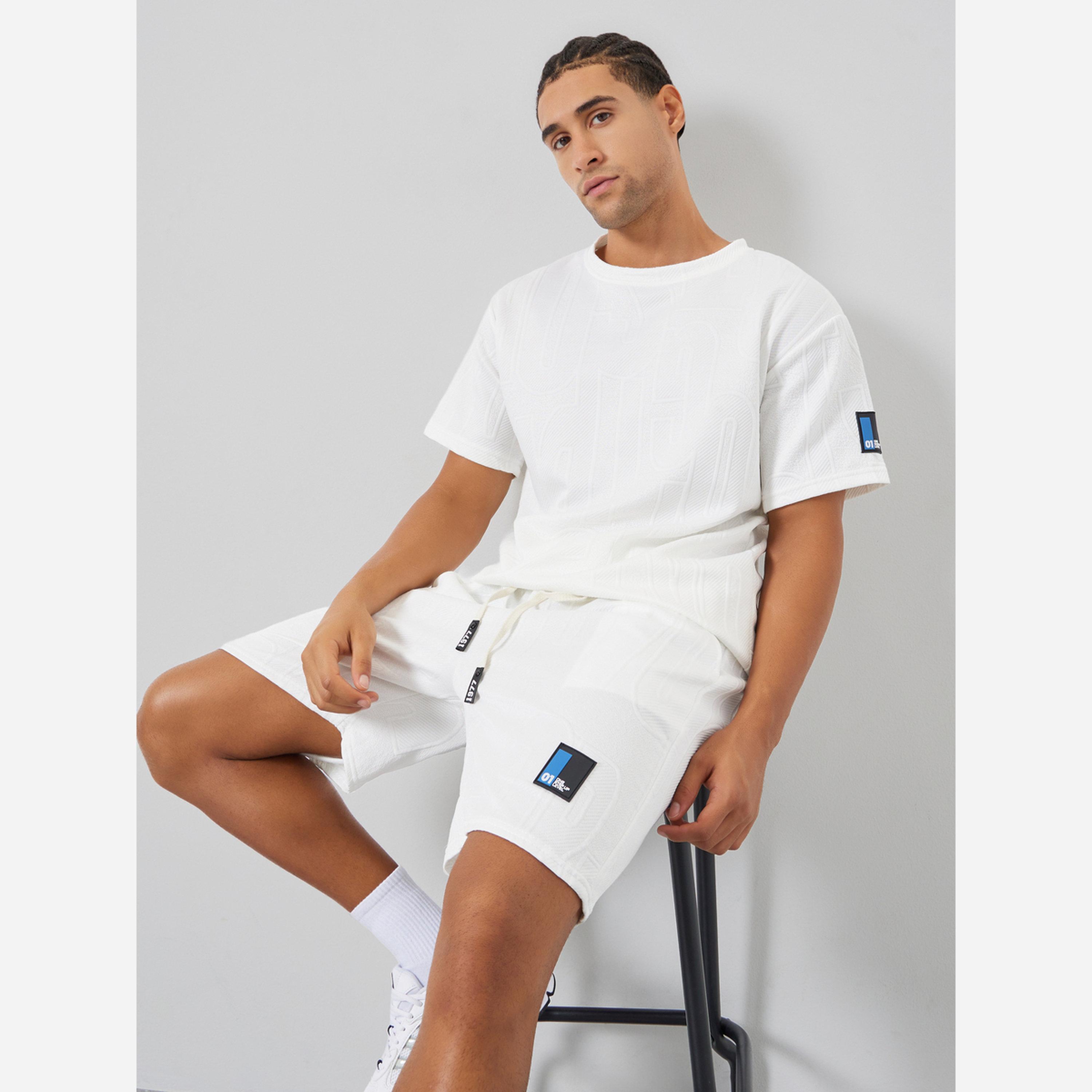 ستايلي - طقم رجالي لون أبيض تيشيرت وشورت طبعة مميزة-men-clothing-coordsets-image-2