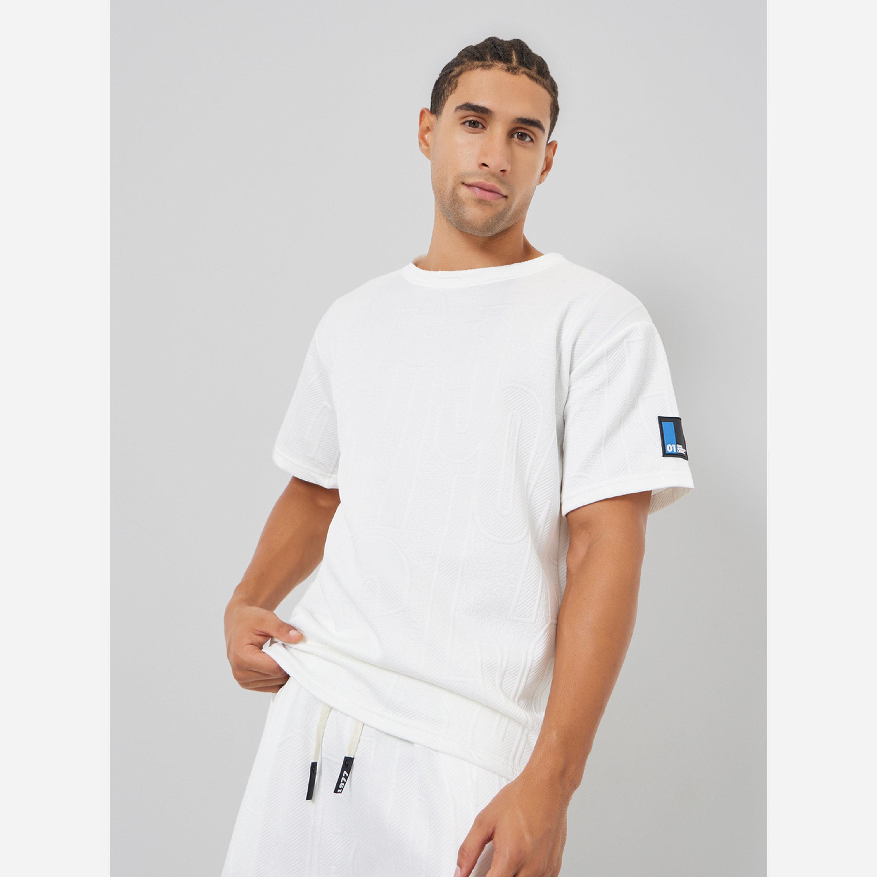 ستايلي - طقم رجالي لون أبيض تيشيرت وشورت طبعة مميزة-men-clothing-coordsets-image-3