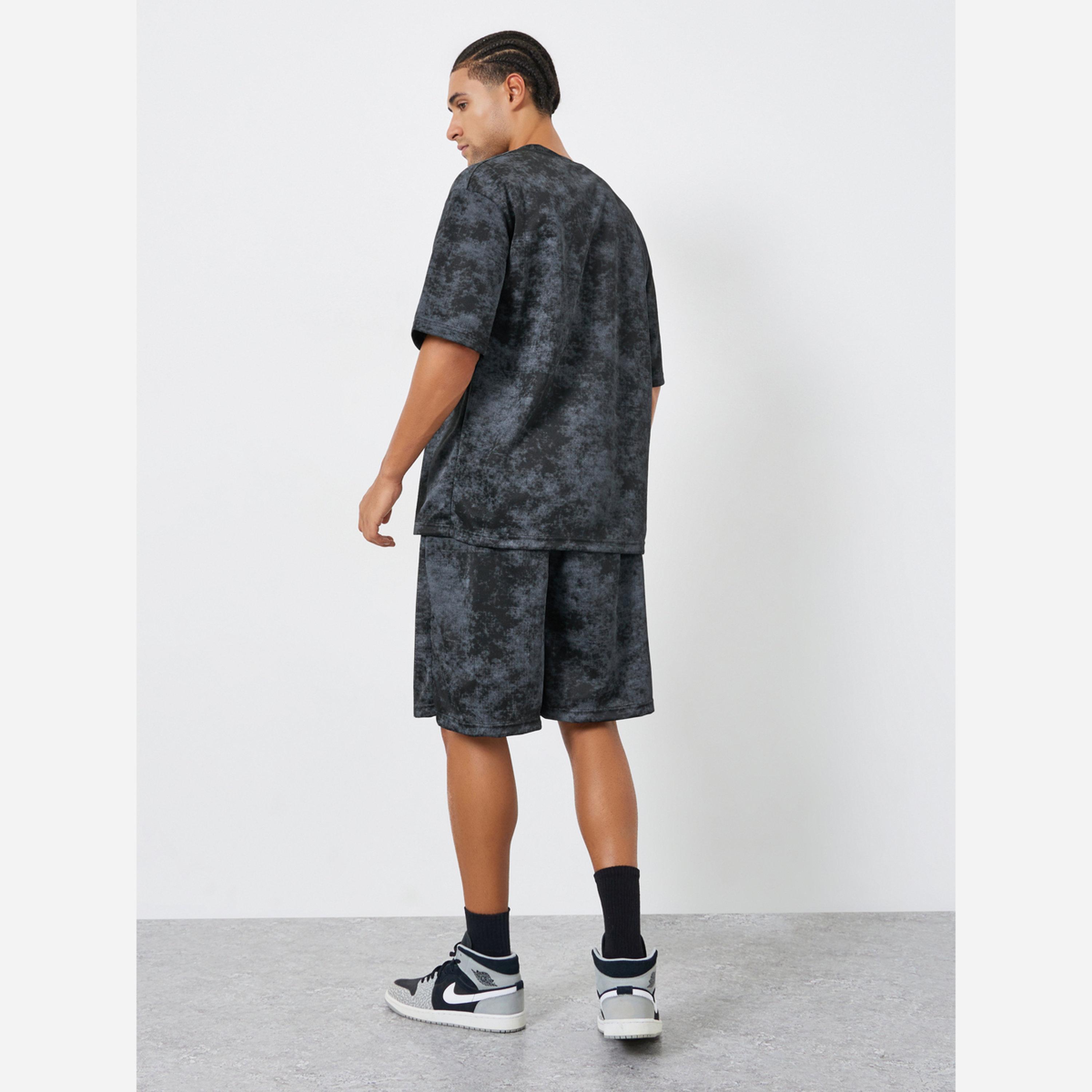 ستايلي - طقم رجالي تيشيرت وشورت لون أسود مقاس واسع طبعة رسمة ربطة العنق-men-clothing-coordsets-image-5