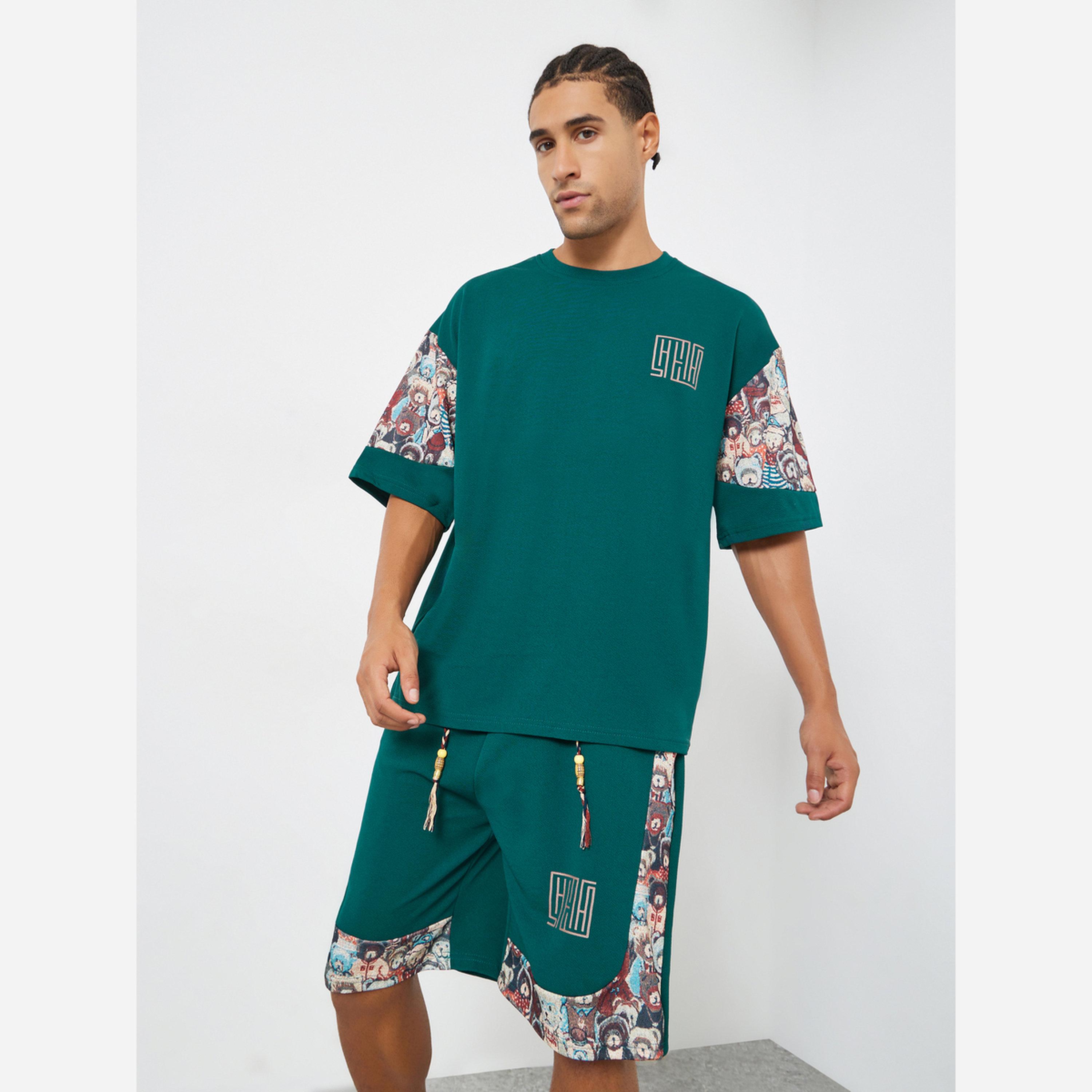 ستايلي - طقم رجالي تيشيرت وشورت لون أخضر مقاس واسع طبعة رسومات-men-clothing-coordsets-image-1