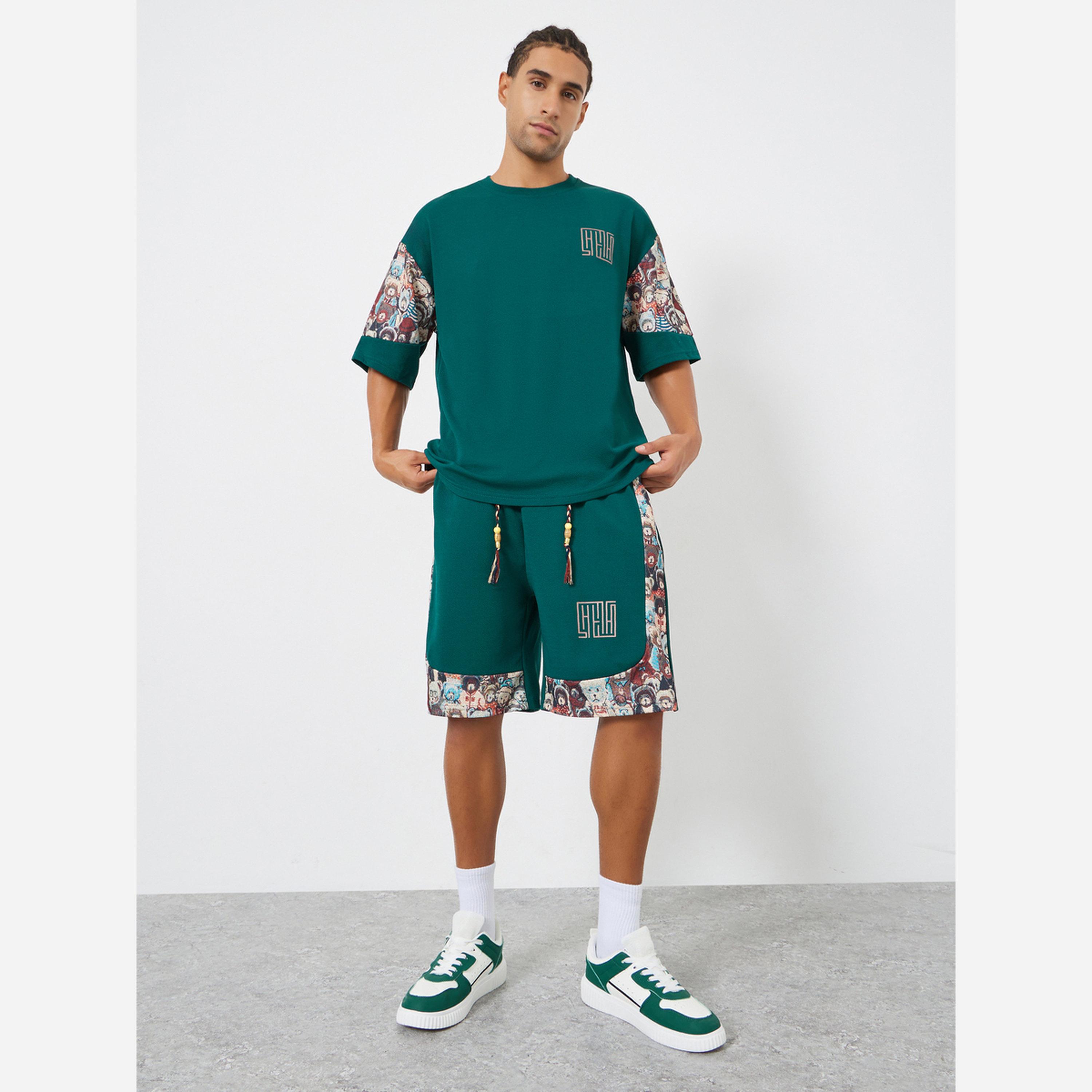 ستايلي - طقم رجالي تيشيرت وشورت لون أخضر مقاس واسع طبعة رسومات-men-clothing-coordsets-image-2
