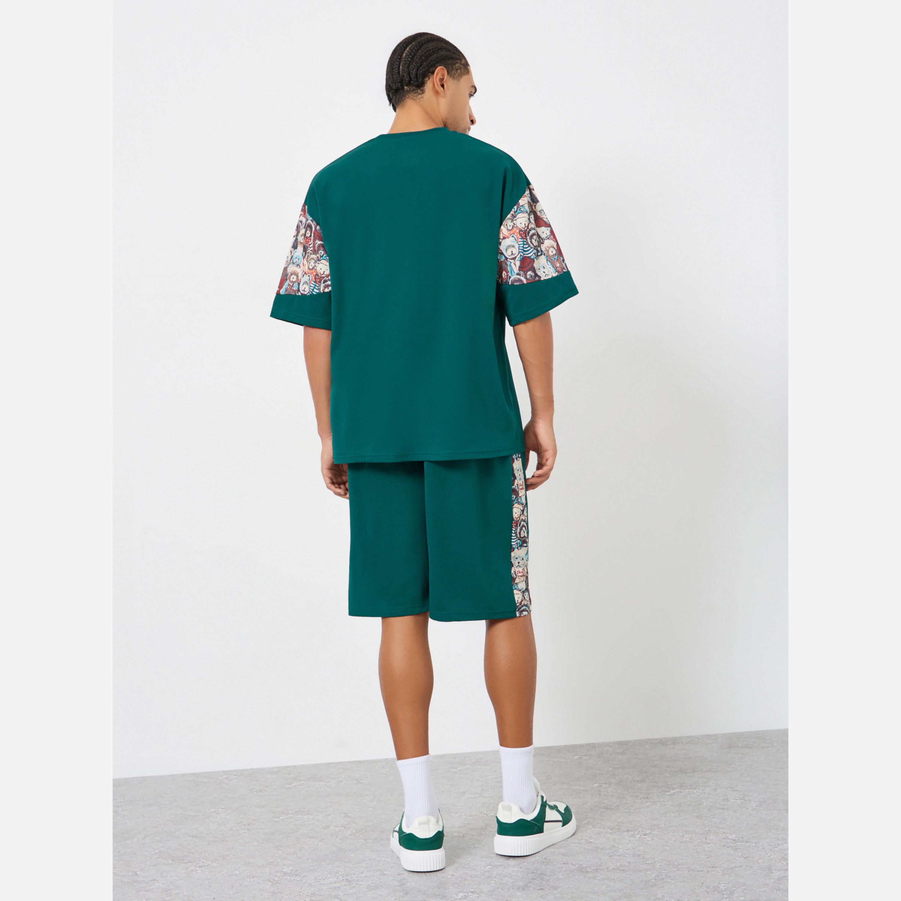 ستايلي - طقم رجالي تيشيرت وشورت لون أخضر مقاس واسع طبعة رسومات-men-clothing-coordsets-image-5