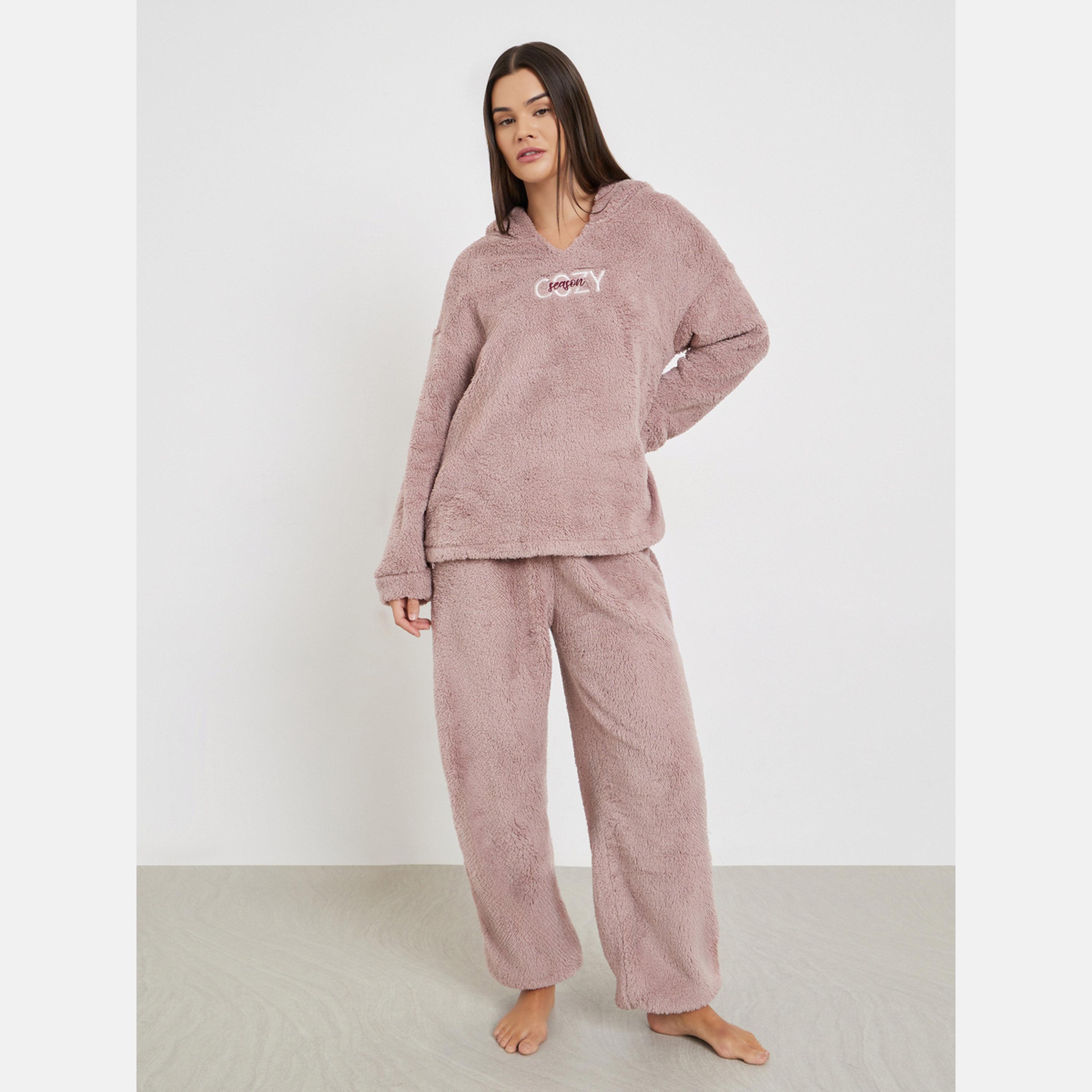 ستايلي - طقم هودي وبنطال رياضي من الصوف بشعار مطرز-women-clothing-nightwear-pyjamas-longsets-image-1