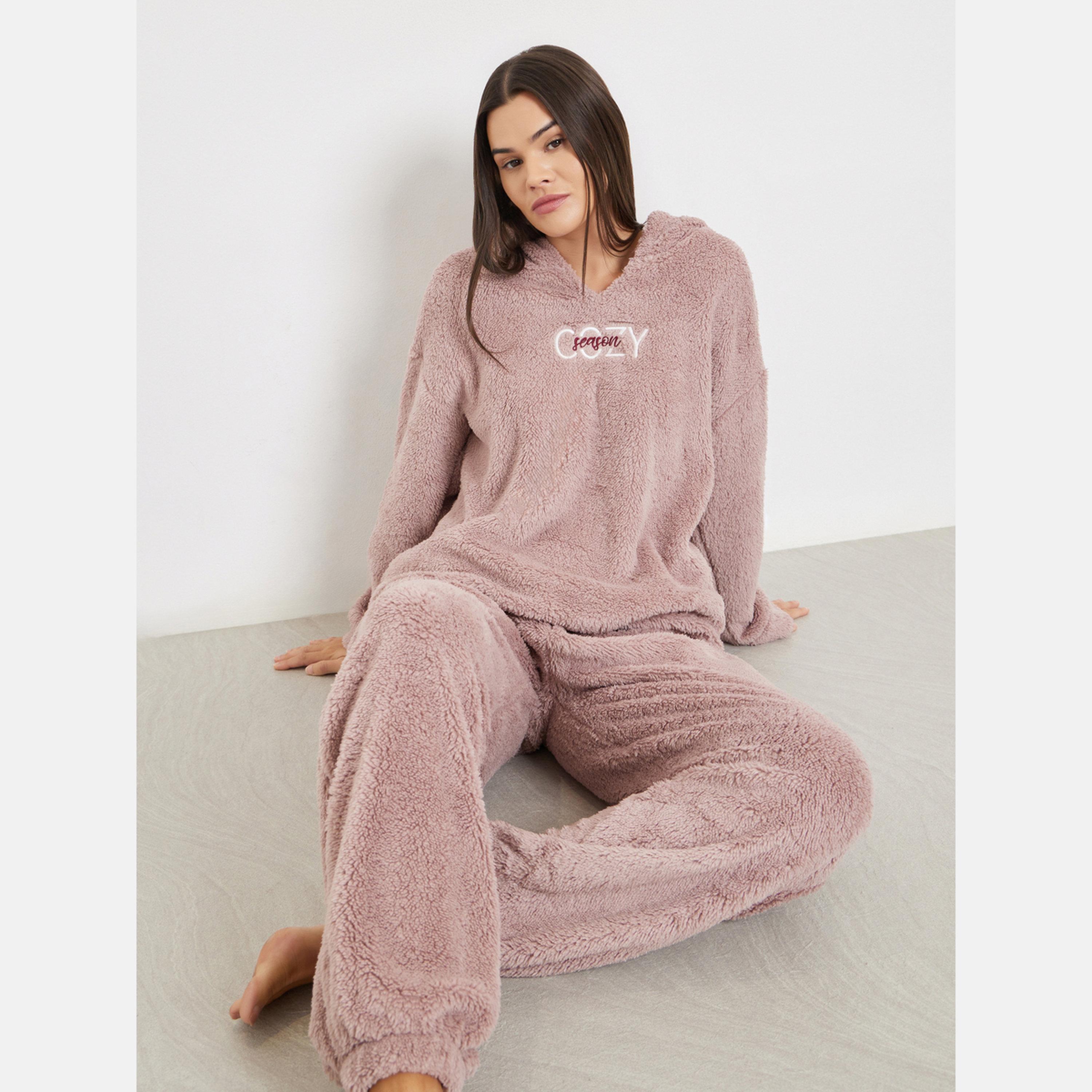 ستايلي - طقم هودي وبنطال رياضي من الصوف بشعار مطرز-women-clothing-nightwear-pyjamas-longsets-image-2