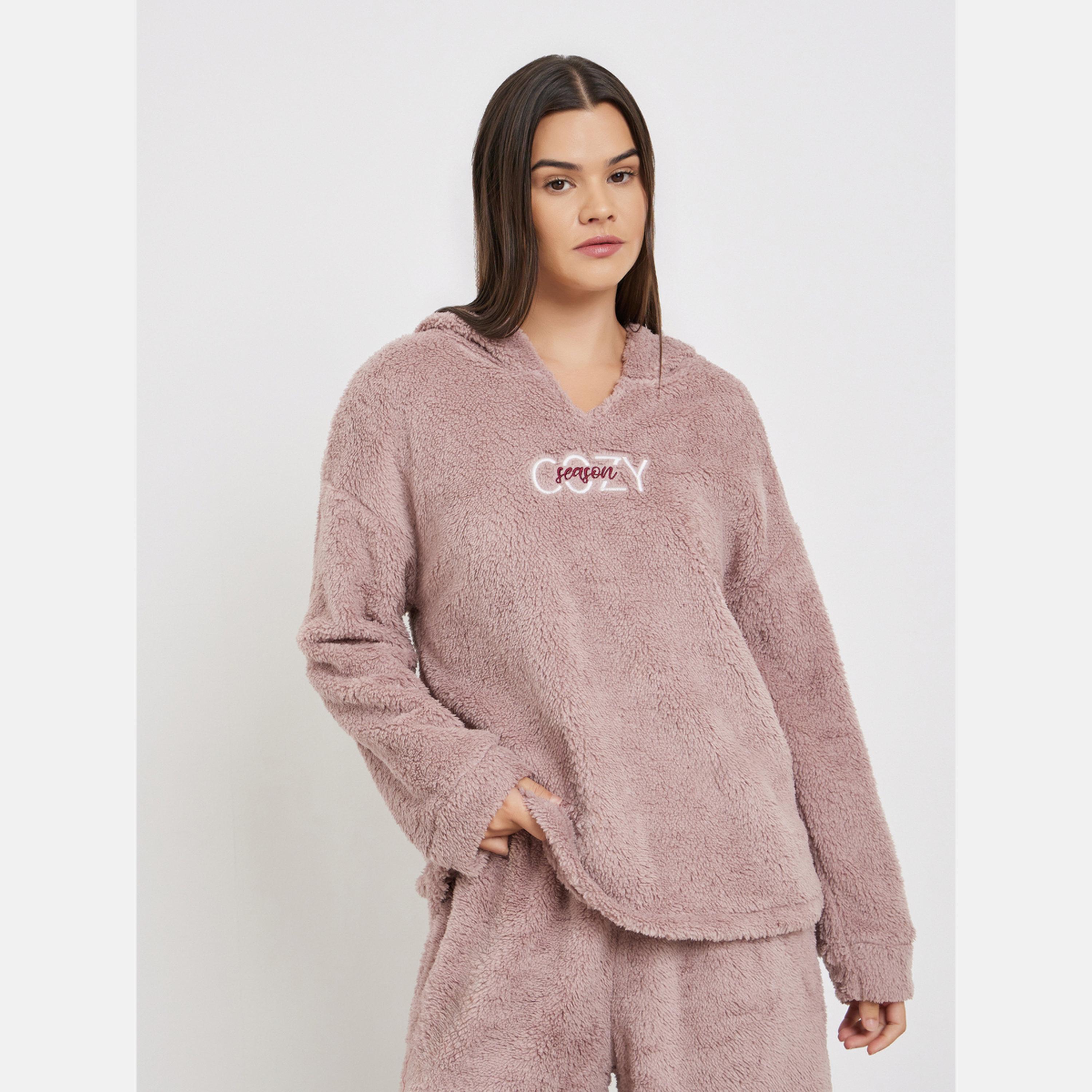 ستايلي - طقم هودي وبنطال رياضي من الصوف بشعار مطرز-women-clothing-nightwear-pyjamas-longsets-image-3