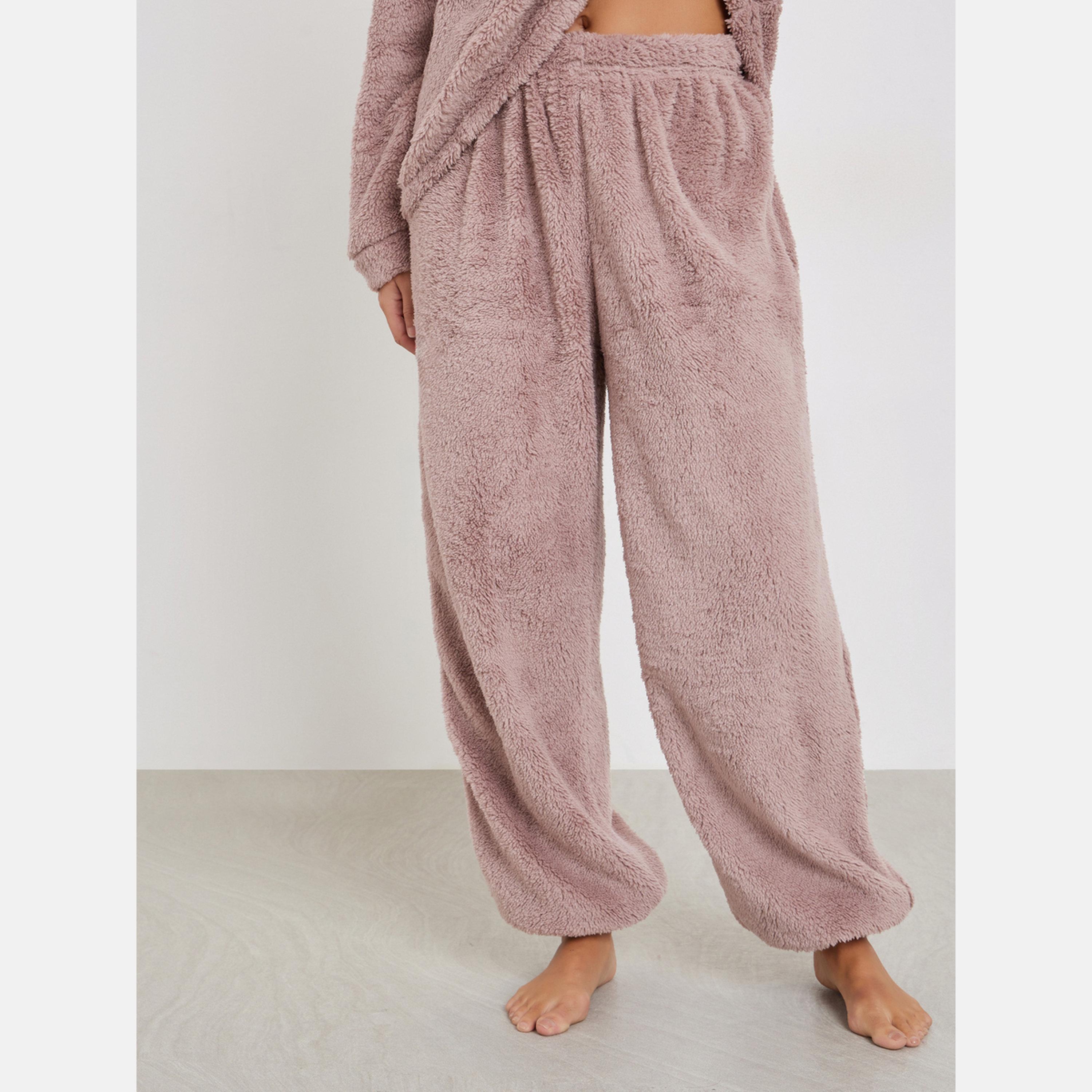 ستايلي - طقم هودي وبنطال رياضي من الصوف بشعار مطرز-women-clothing-nightwear-pyjamas-longsets-image-5