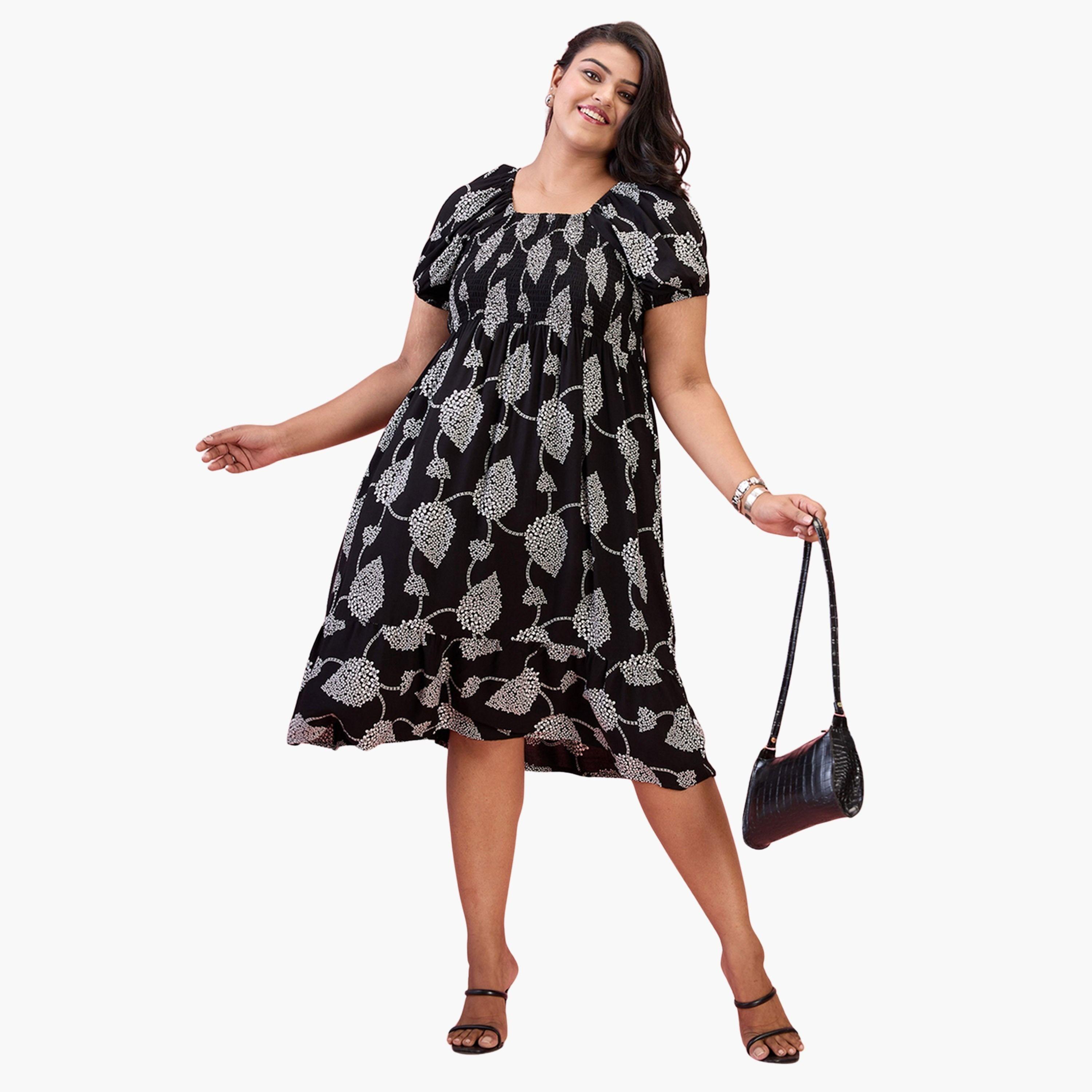 غلوبوس × ستايلي - فستان أسود مطرز برقبة مربعة وحجم كبير-women-clothing-dresses-image-1