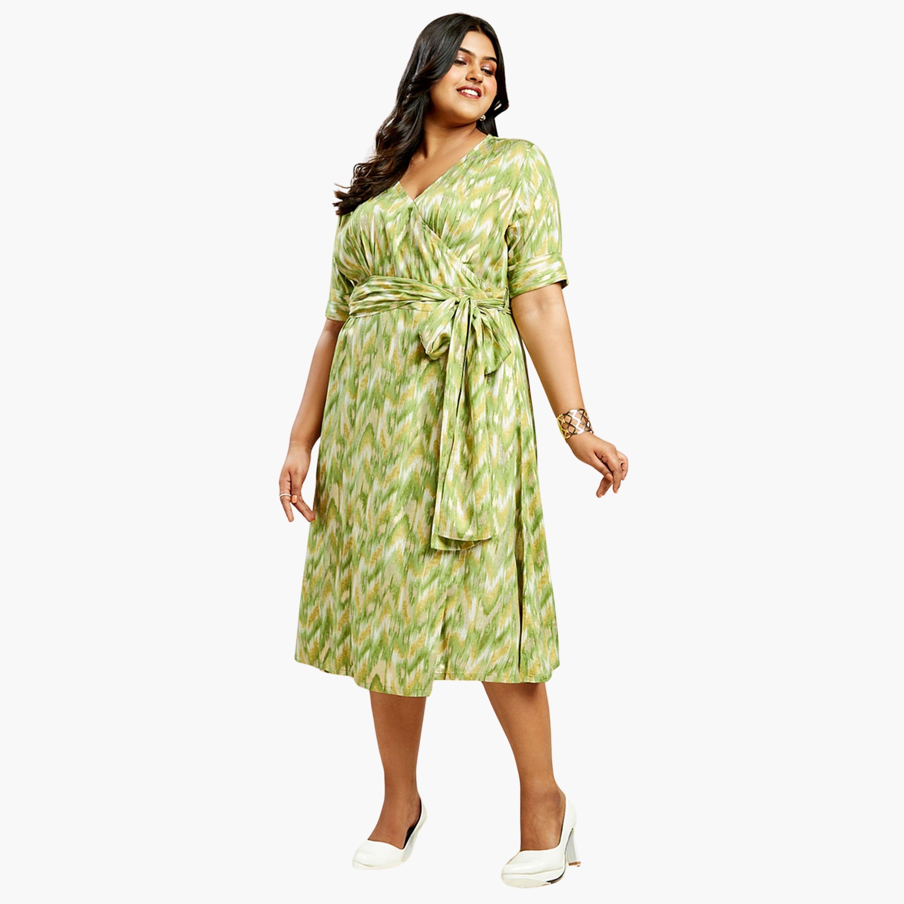 غلوبوس × ستايلي - فستان ميدي بطبعة شيفرون لون أخضر بحجم كبير-women-clothing-dresses-image-1