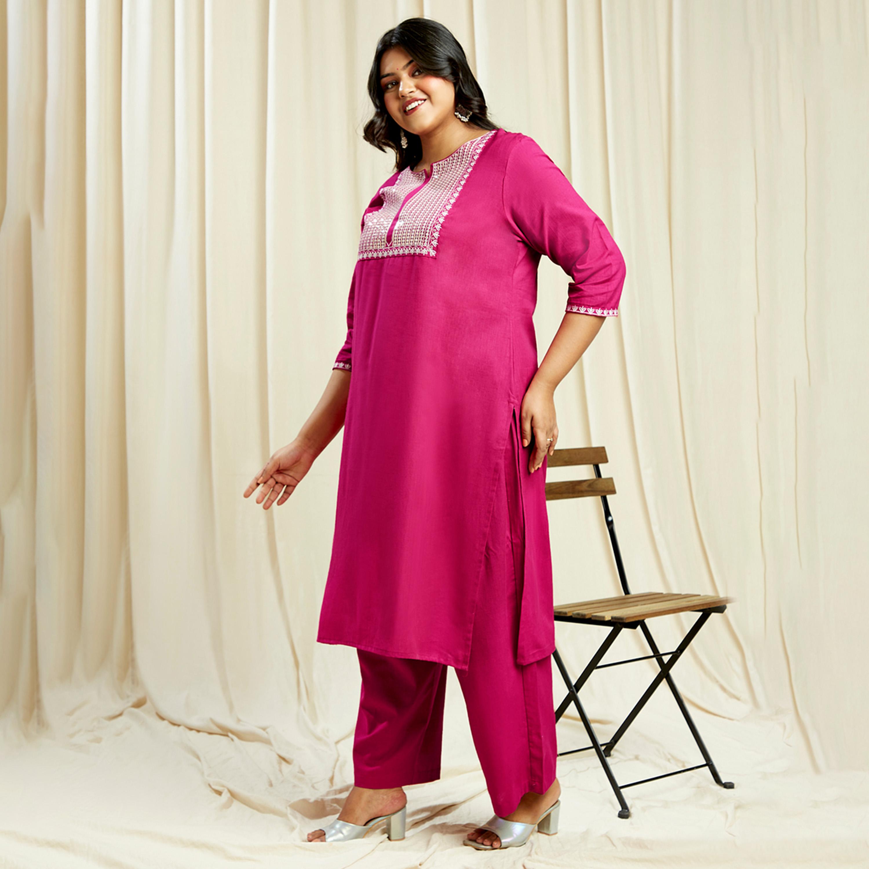 غلوبوس × ستايلي - طقم كورتا وبنطال احتفالي مطرز بالترتر لون وردي بمقاسات كبيرة-women-clothing-ethnicwear-kurtasets-image-1