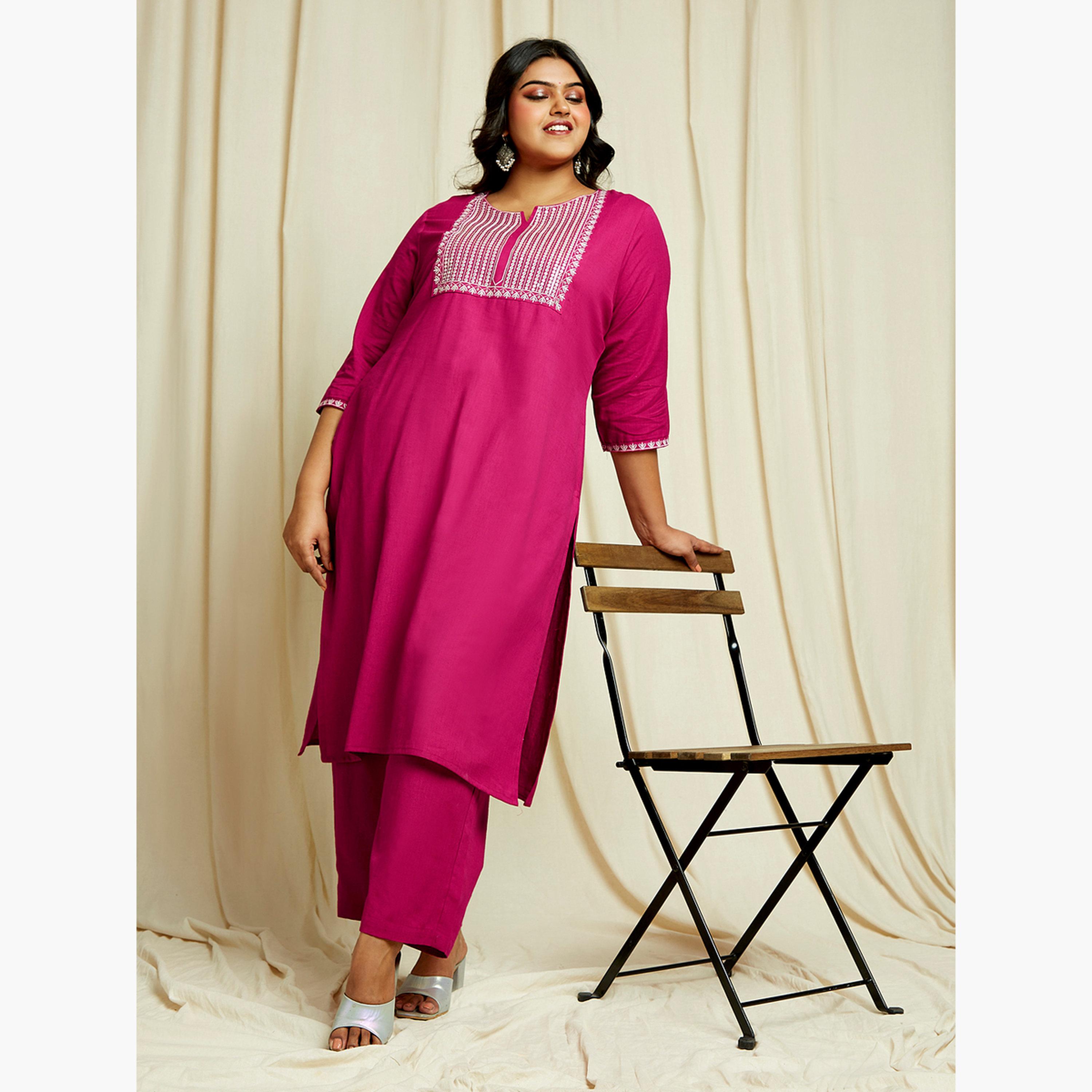 غلوبوس × ستايلي - طقم كورتا وبنطال احتفالي مطرز بالترتر لون وردي بمقاسات كبيرة-women-clothing-ethnicwear-kurtasets-image-2
