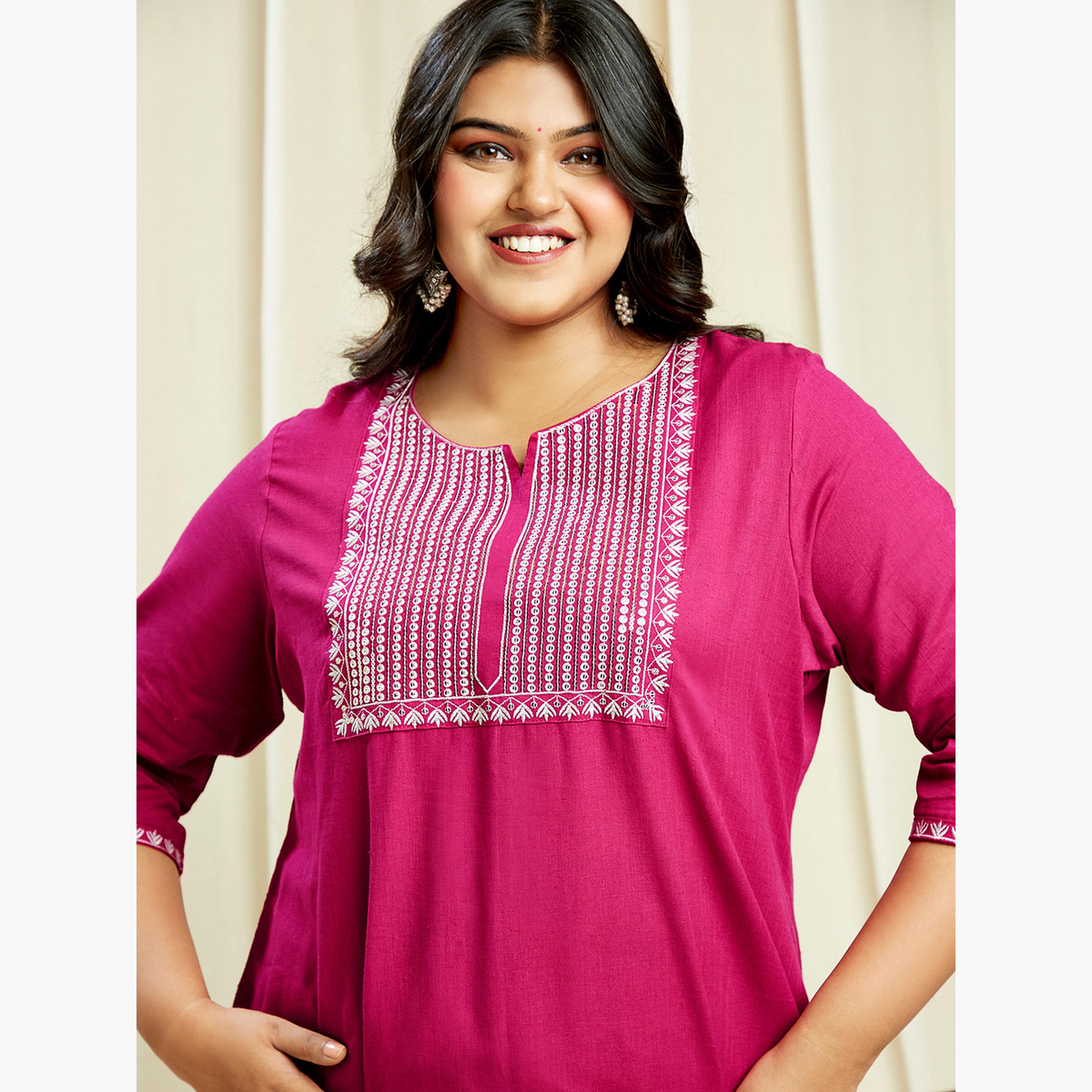 غلوبوس × ستايلي - طقم كورتا وبنطال احتفالي مطرز بالترتر لون وردي بمقاسات كبيرة-women-clothing-ethnicwear-kurtasets-image-3