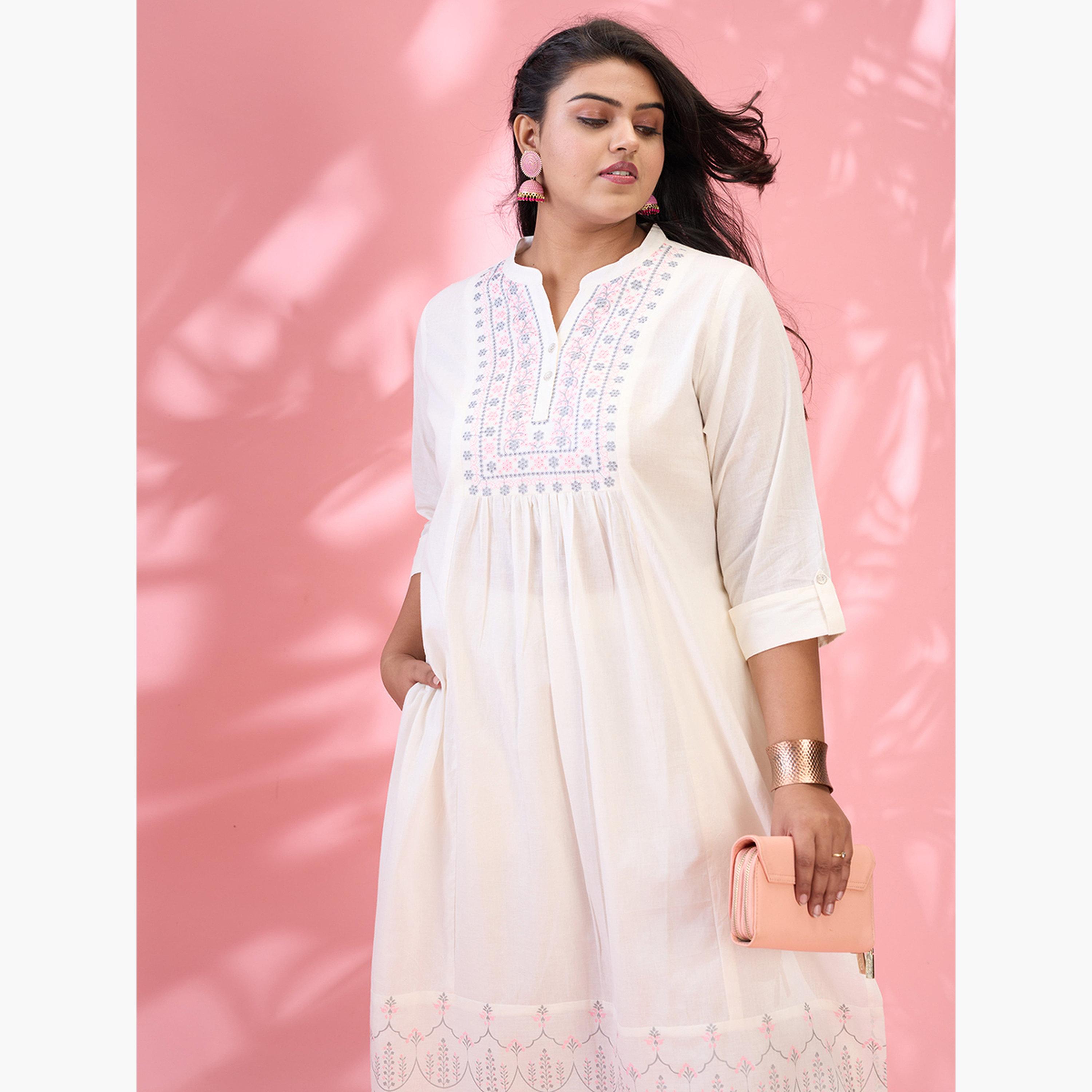 غلوبوس × ستايلي - طقم كورتا وبنطال مطرز لون أبيض بمقاسات كبيرة-women-clothing-ethnicwear-kurtasets-image-3
