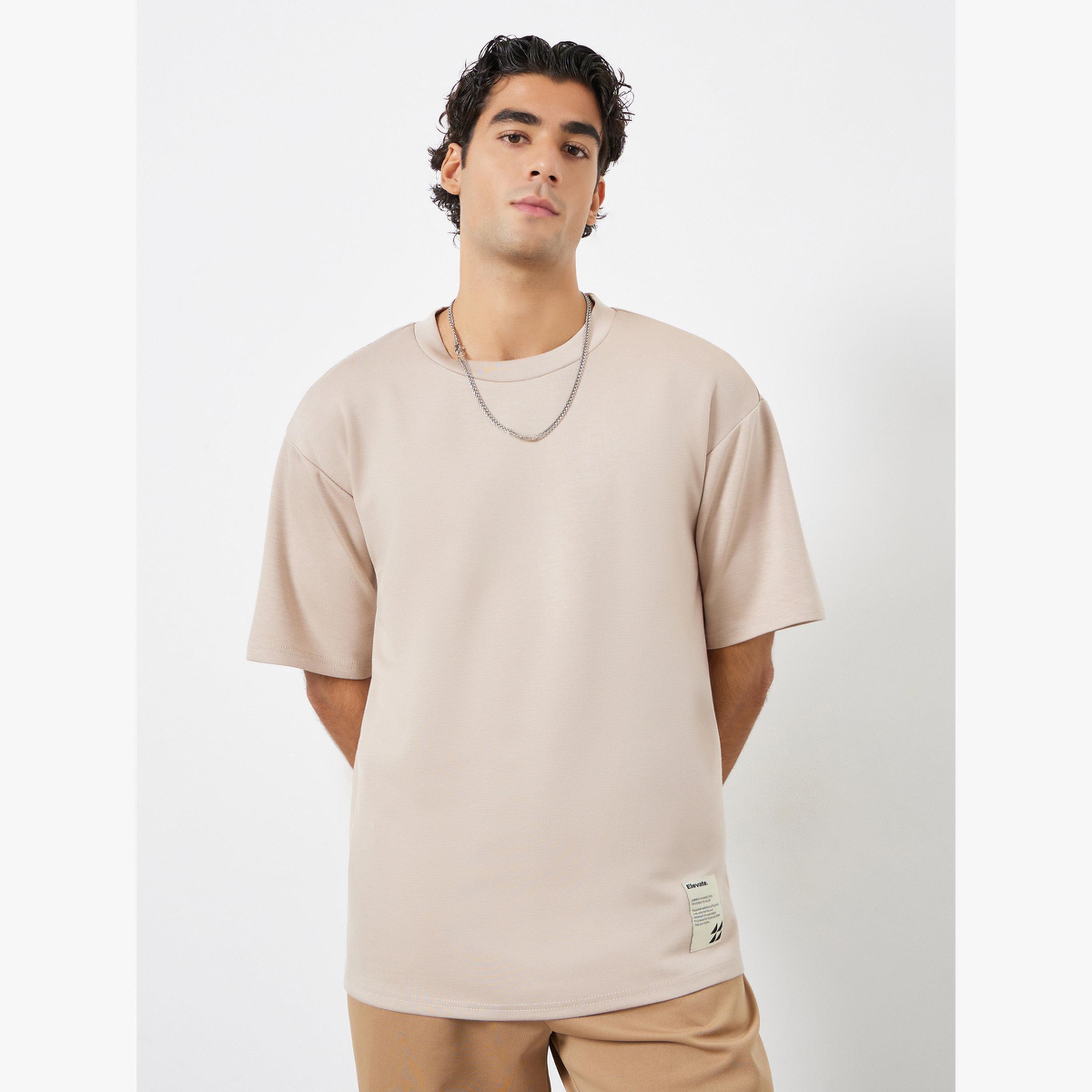 تيشيرت جيرسي واسع مزين بشارة-men-clothing-tshirtsandpolos-tshirts-image-1