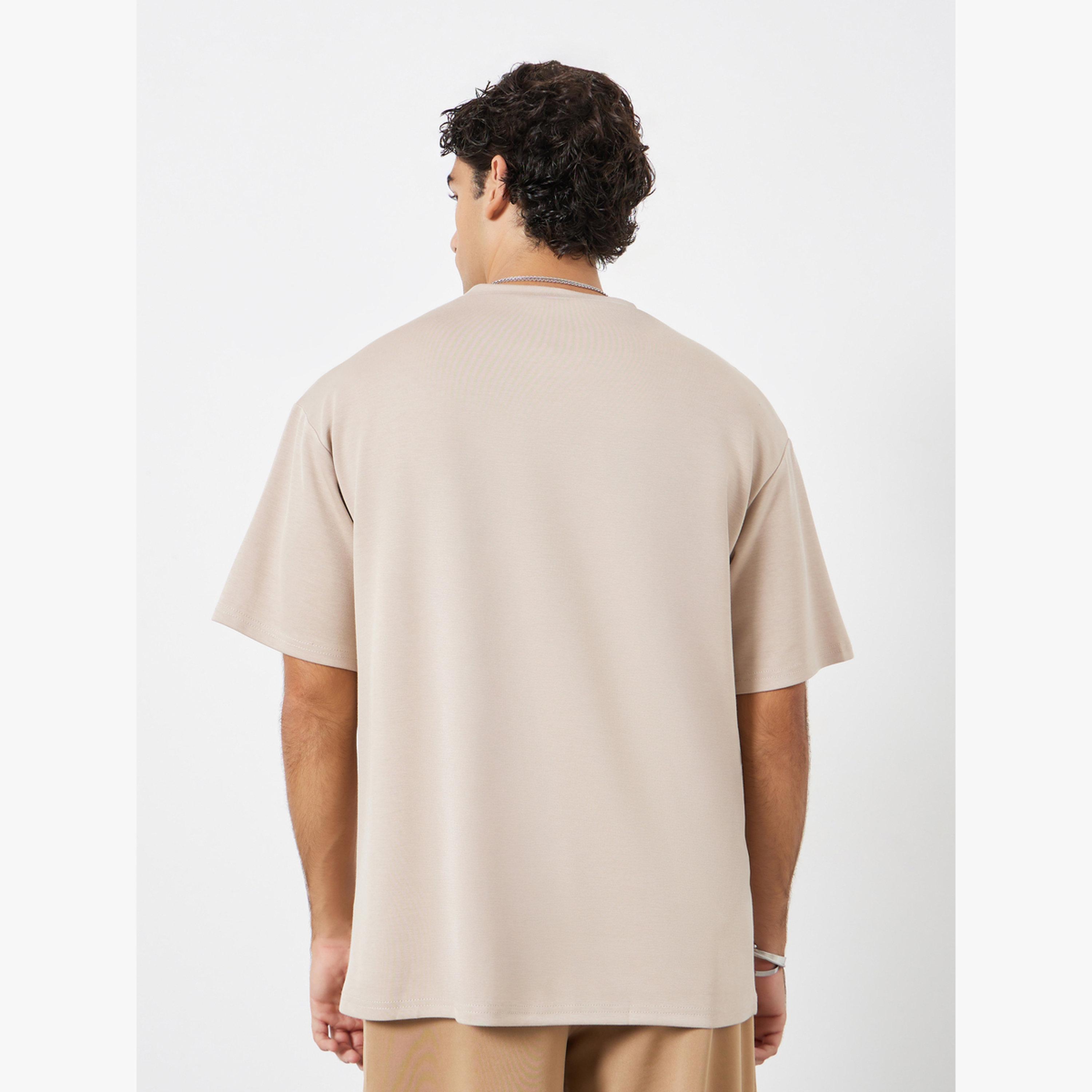 تيشيرت جيرسي واسع مزين بشارة-men-clothing-tshirtsandpolos-tshirts-image-4