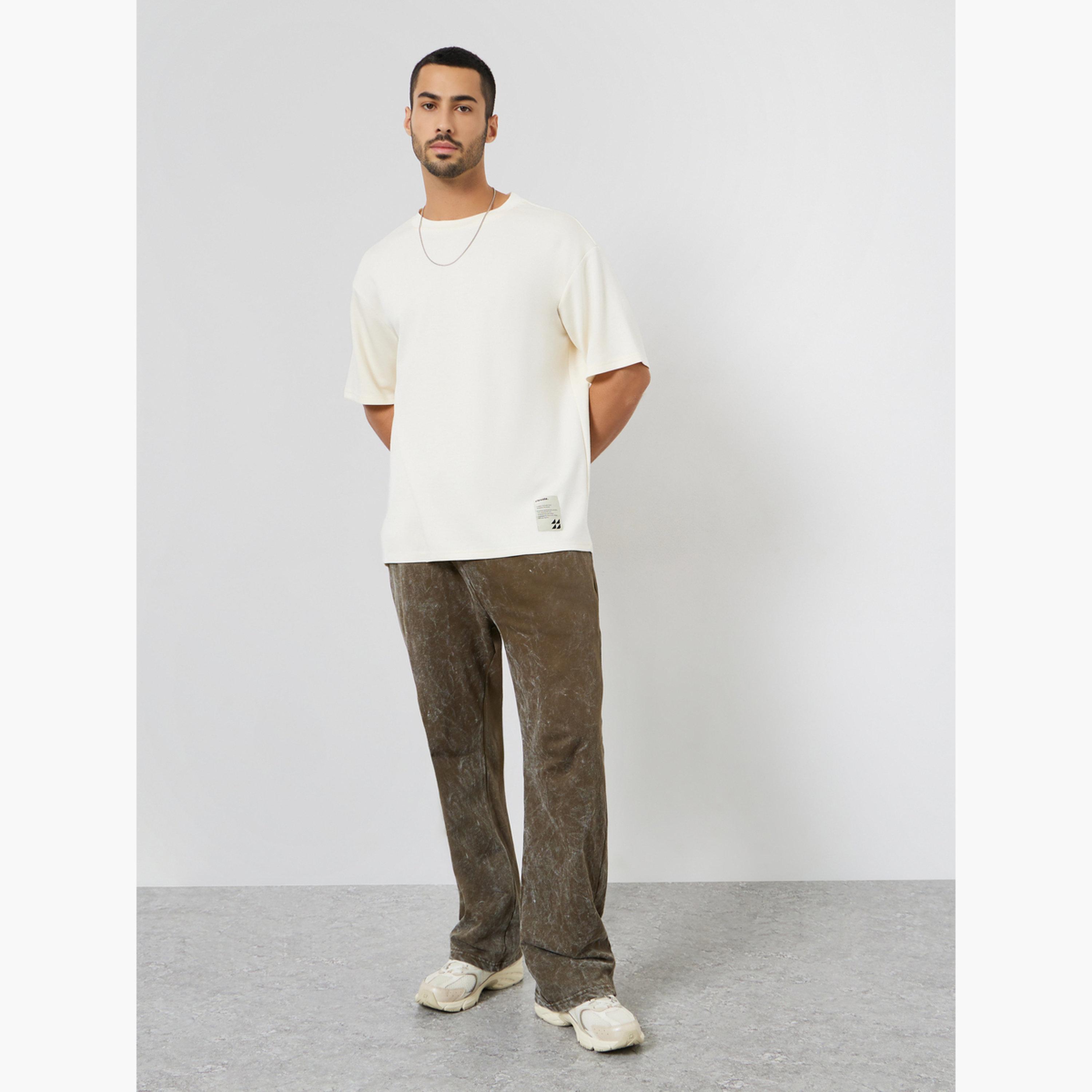 ستايلي - تي شيرت رجالي مقاس واسع من قماش الجيرسي الناعم الثقيل مع شارة-men-clothing-tshirtsandpolos-tshirts-image-2