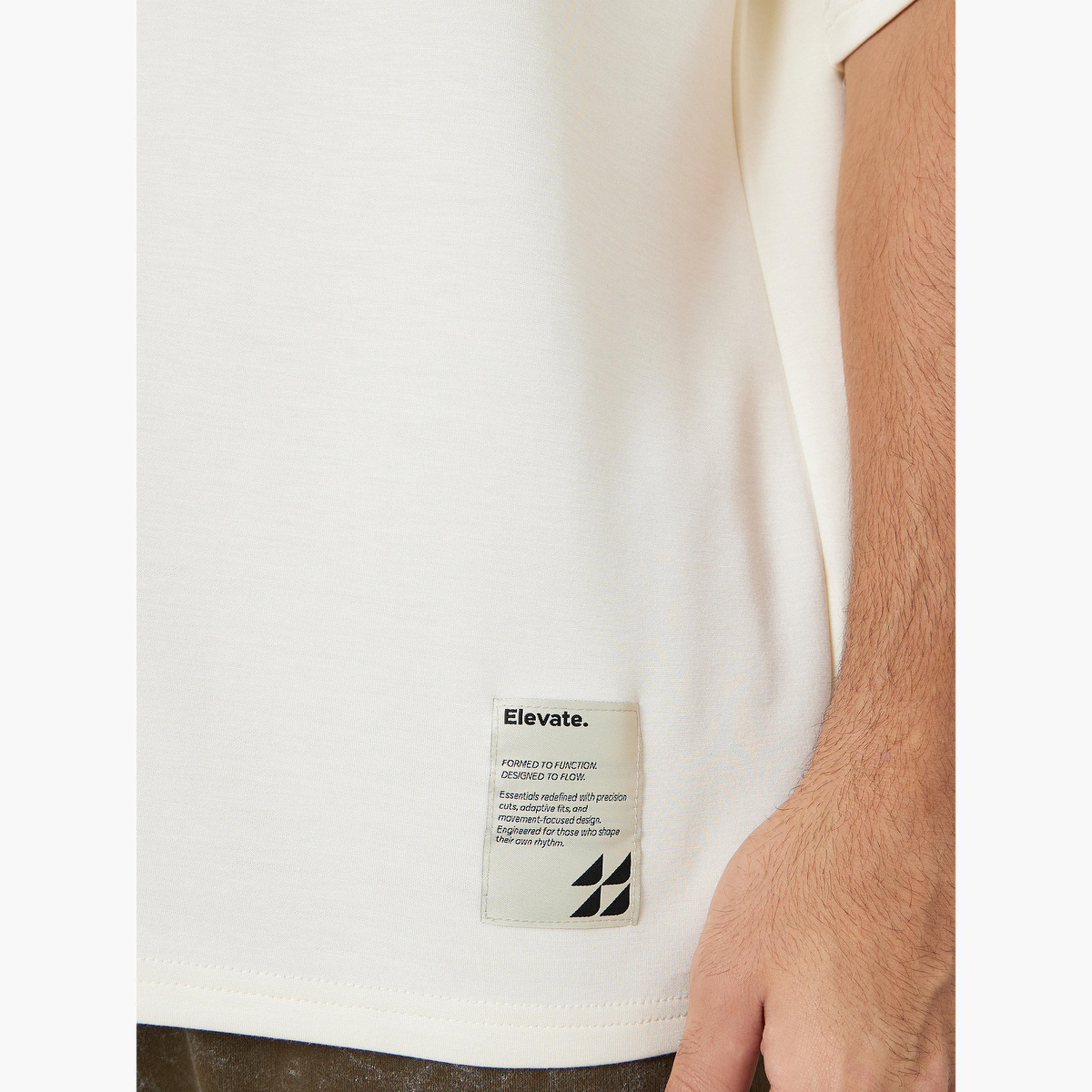ستايلي - تي شيرت رجالي مقاس واسع من قماش الجيرسي الناعم الثقيل مع شارة-men-clothing-tshirtsandpolos-tshirts-image-4