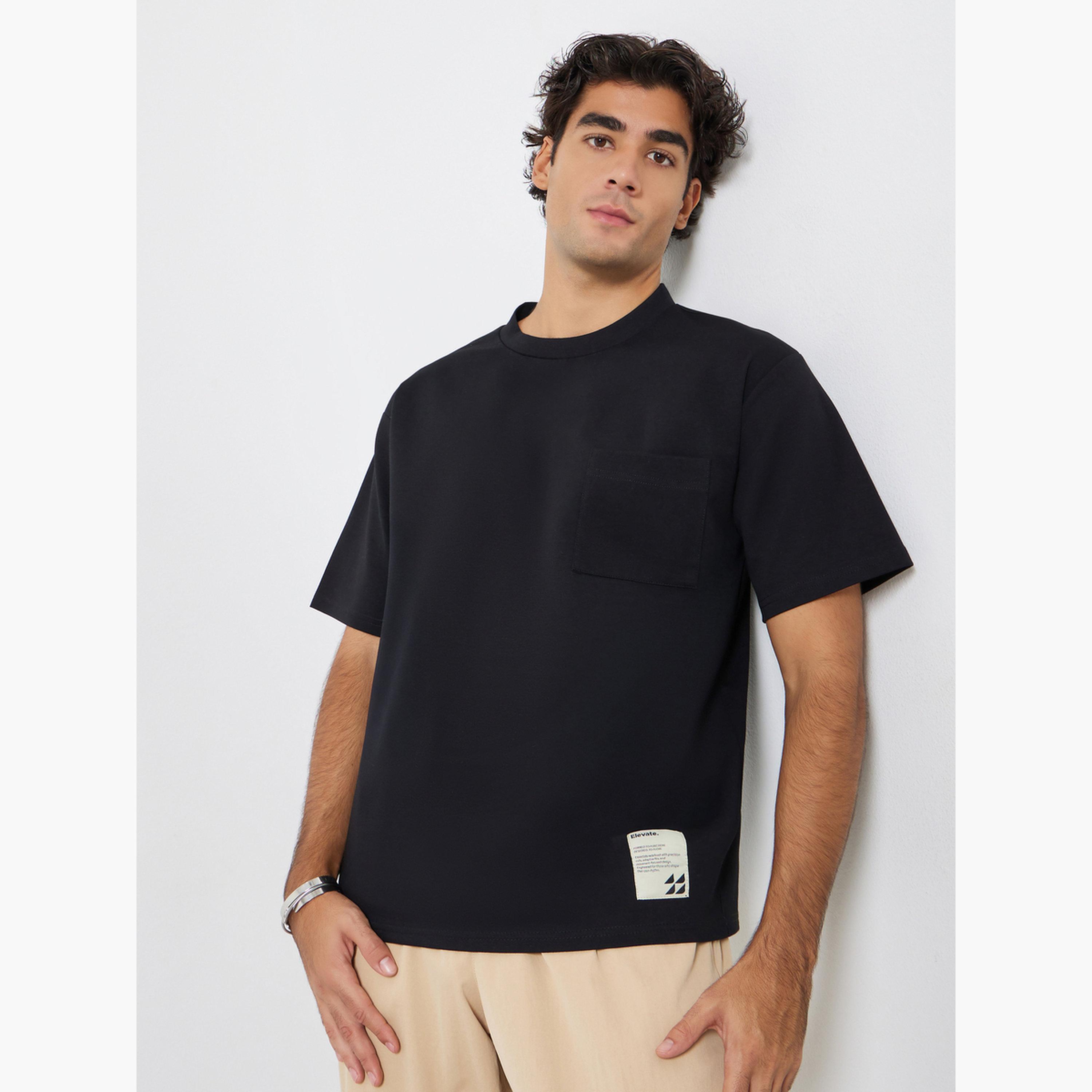 ستايلي - تي شيرت رجالي مقاس واسع من قماش الجيرسي المطاطي الثقيل مع شارة-men-clothing-tshirtsandpolos-tshirts-image-1
