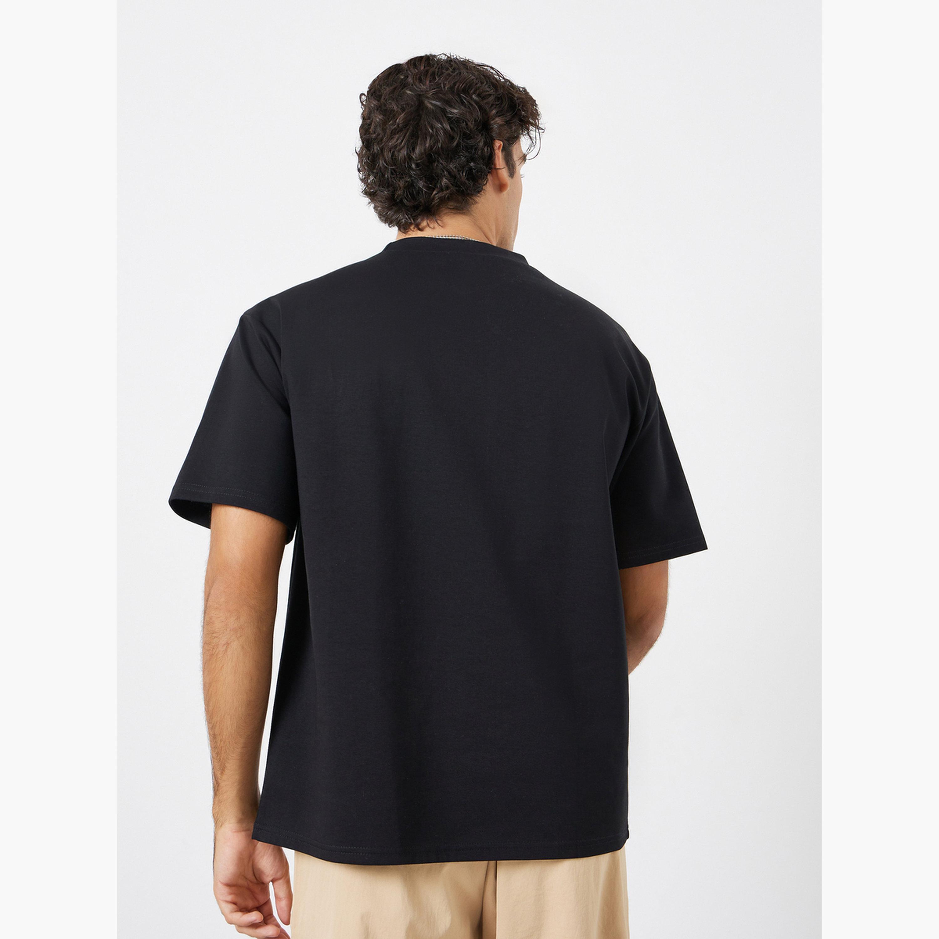 ستايلي - تي شيرت رجالي مقاس واسع من قماش الجيرسي المطاطي الثقيل مع شارة-men-clothing-tshirtsandpolos-tshirts-image-3