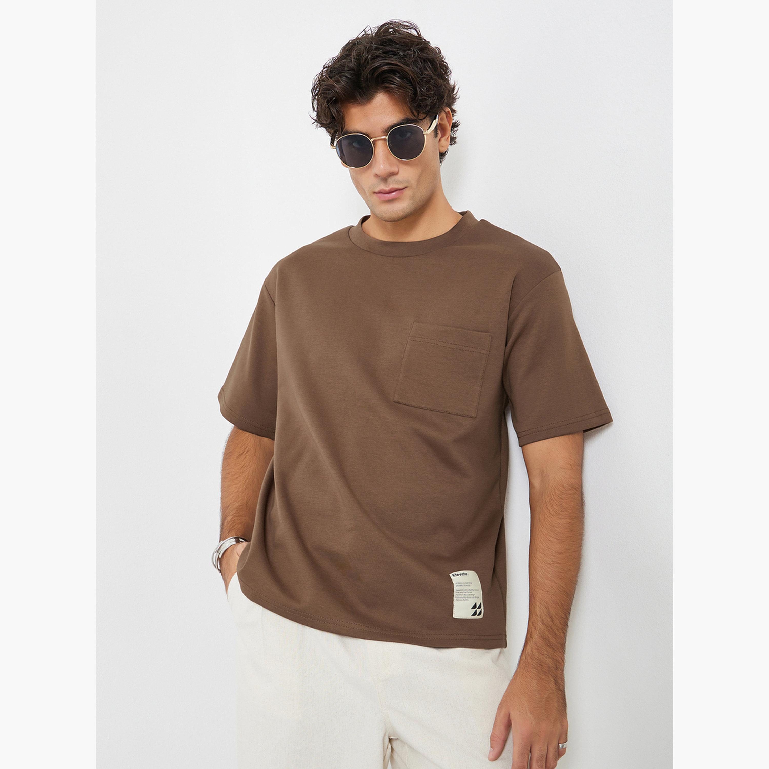 ستايلي - تي شيرت رجالي مقاس واسع من قماش الجيرسي المطاطي الثقيل مع شارة-men-clothing-tshirtsandpolos-tshirts-image-1