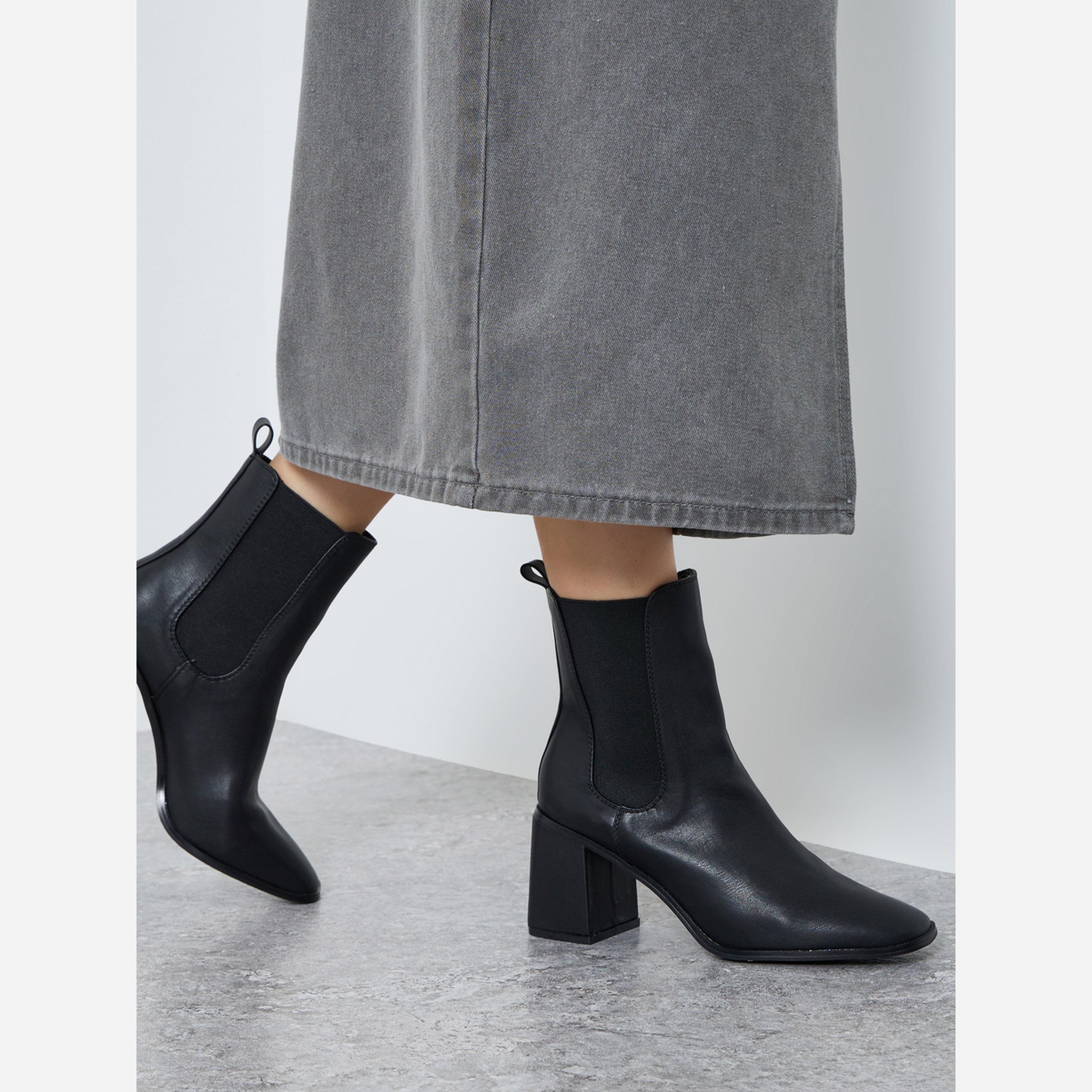 ستايلي - حذاء نسائي لون أسود كعب مربع وقصير يصل فوق الكاحل مع شريط مطاطي جانبي-women-shoes-boots-image-2