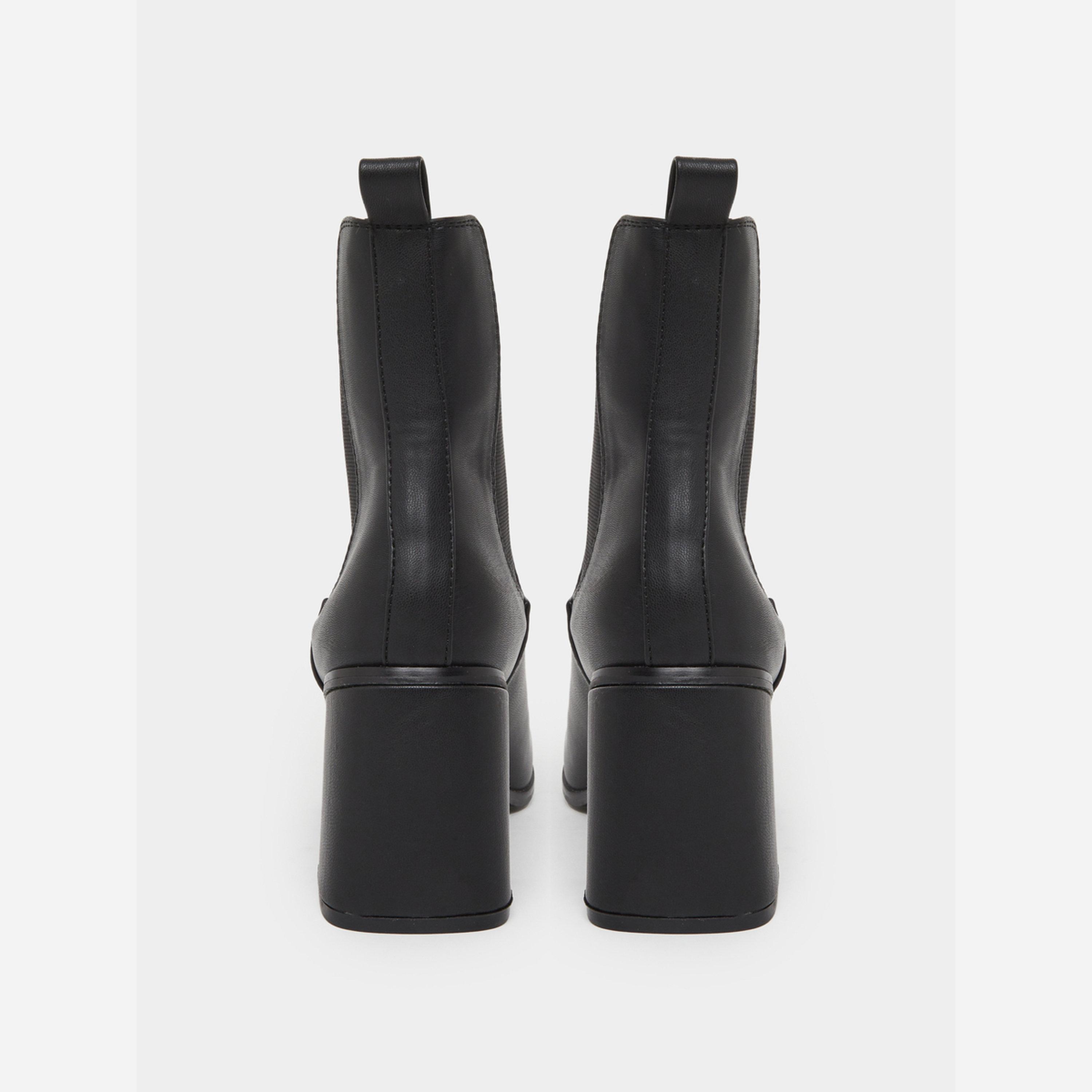ستايلي - حذاء نسائي لون أسود كعب مربع وقصير يصل فوق الكاحل مع شريط مطاطي جانبي-women-shoes-boots-image-6