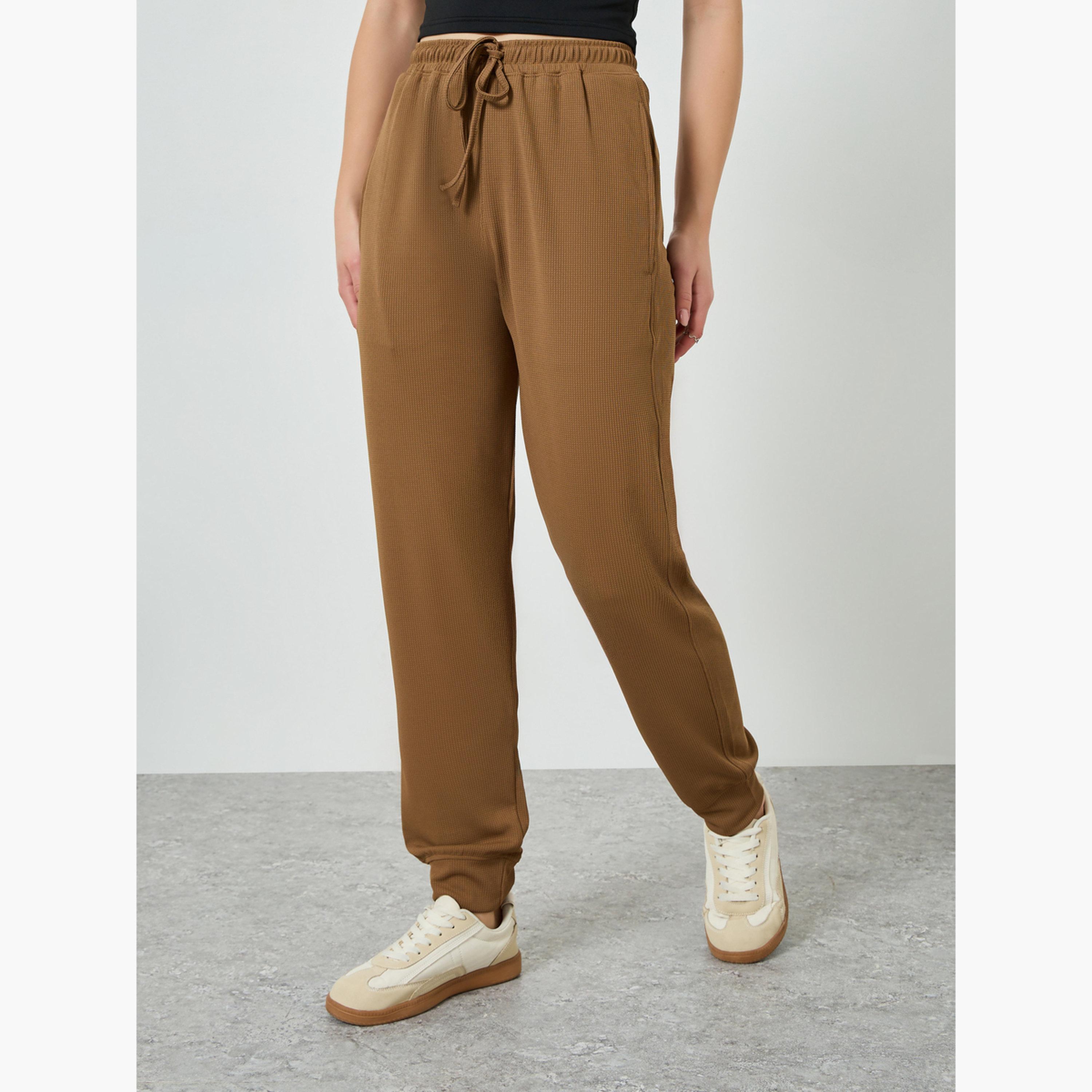 بنطال جوغر بقصة مريحة وتفاصيل بارزة الملمس-women-clothing-bottoms-joggers-image-1