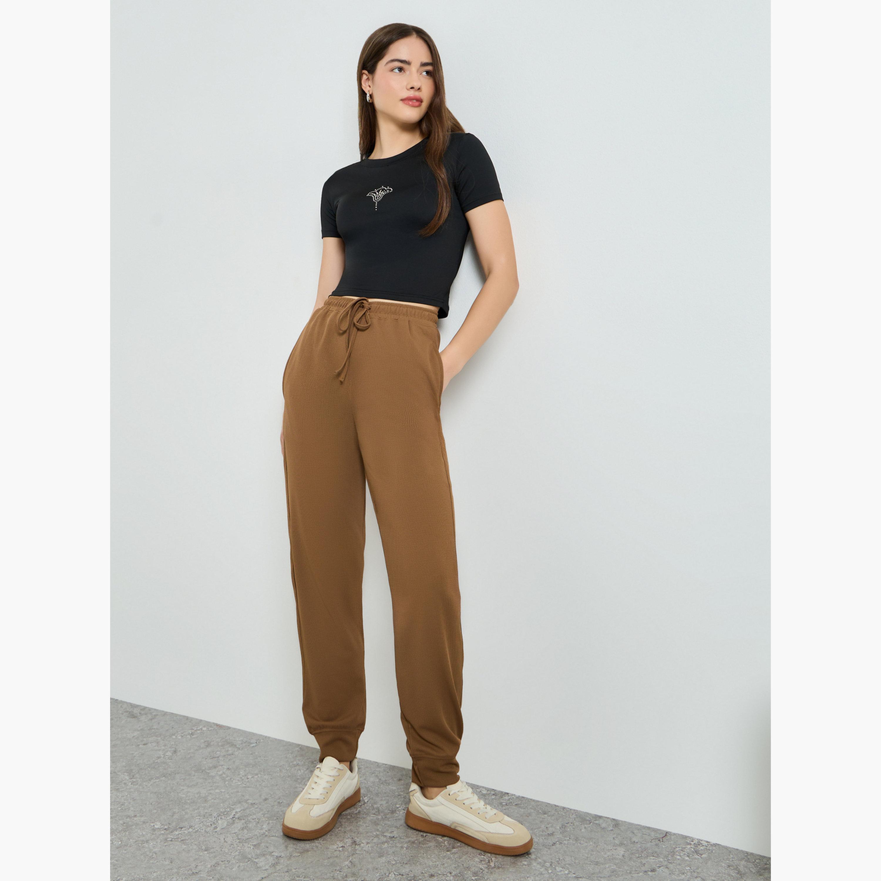 بنطال جوغر بقصة مريحة وتفاصيل بارزة الملمس-women-clothing-bottoms-joggers-image-2