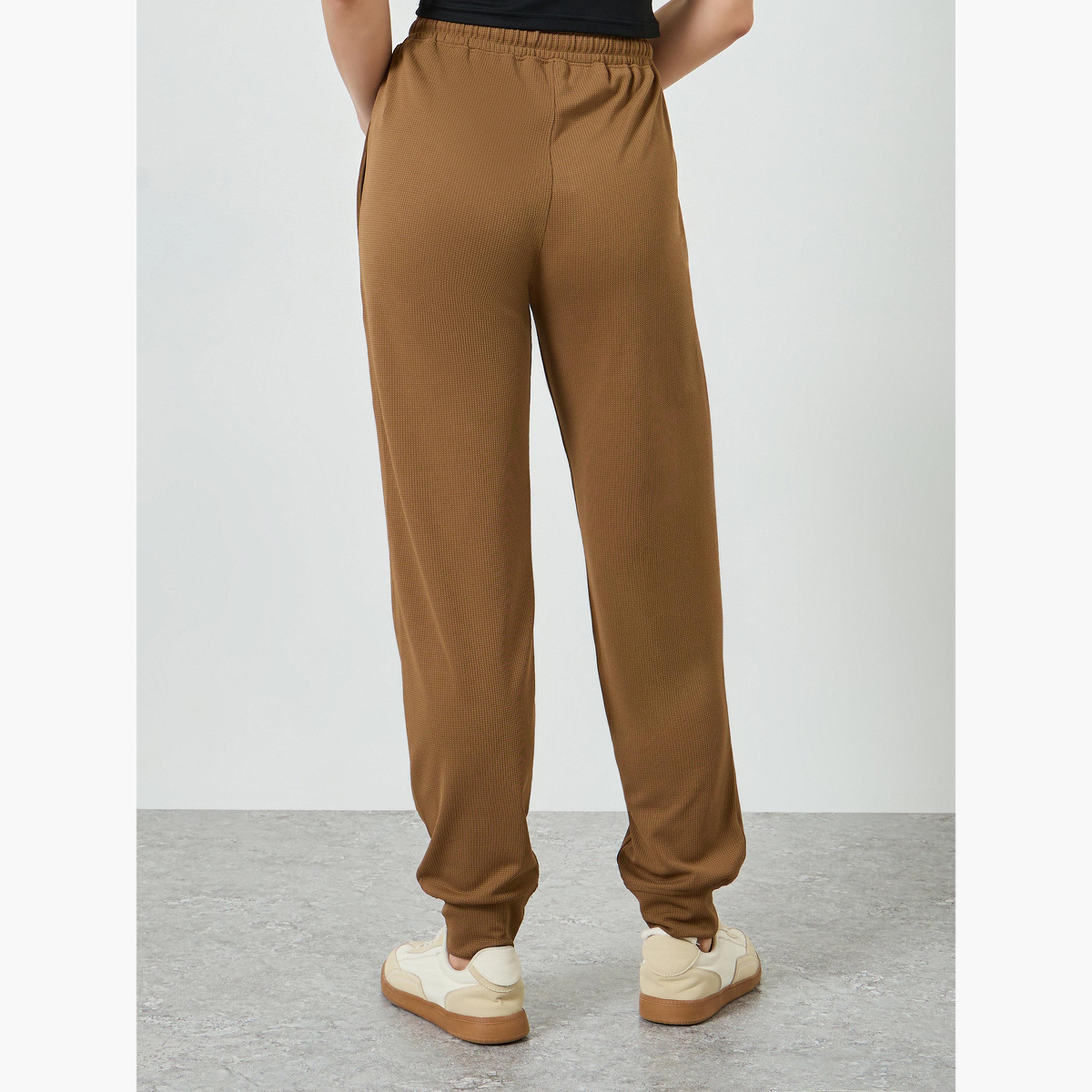 بنطال جوغر بقصة مريحة وتفاصيل بارزة الملمس-women-clothing-bottoms-joggers-image-3