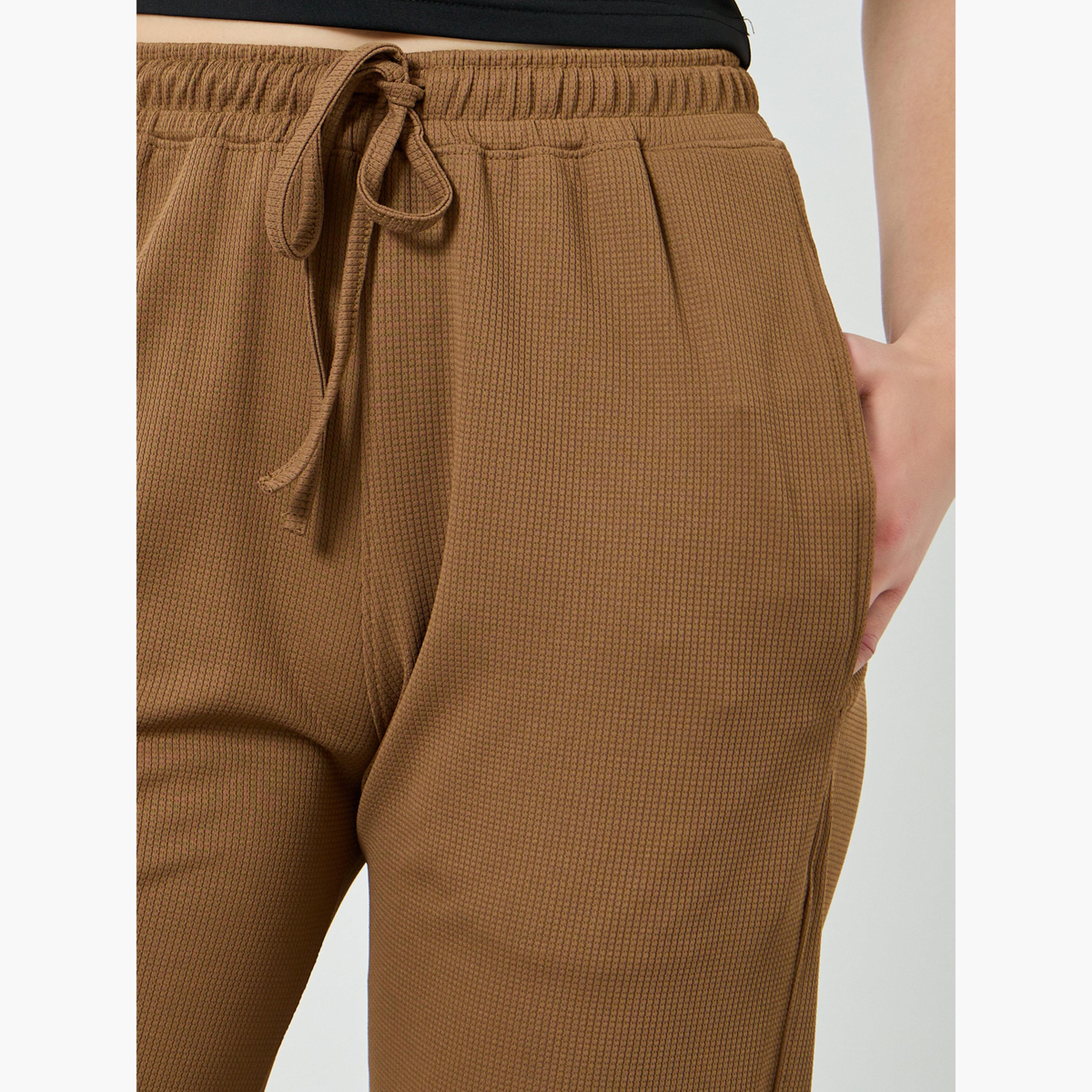 بنطال جوغر بقصة مريحة وتفاصيل بارزة الملمس-women-clothing-bottoms-joggers-image-4