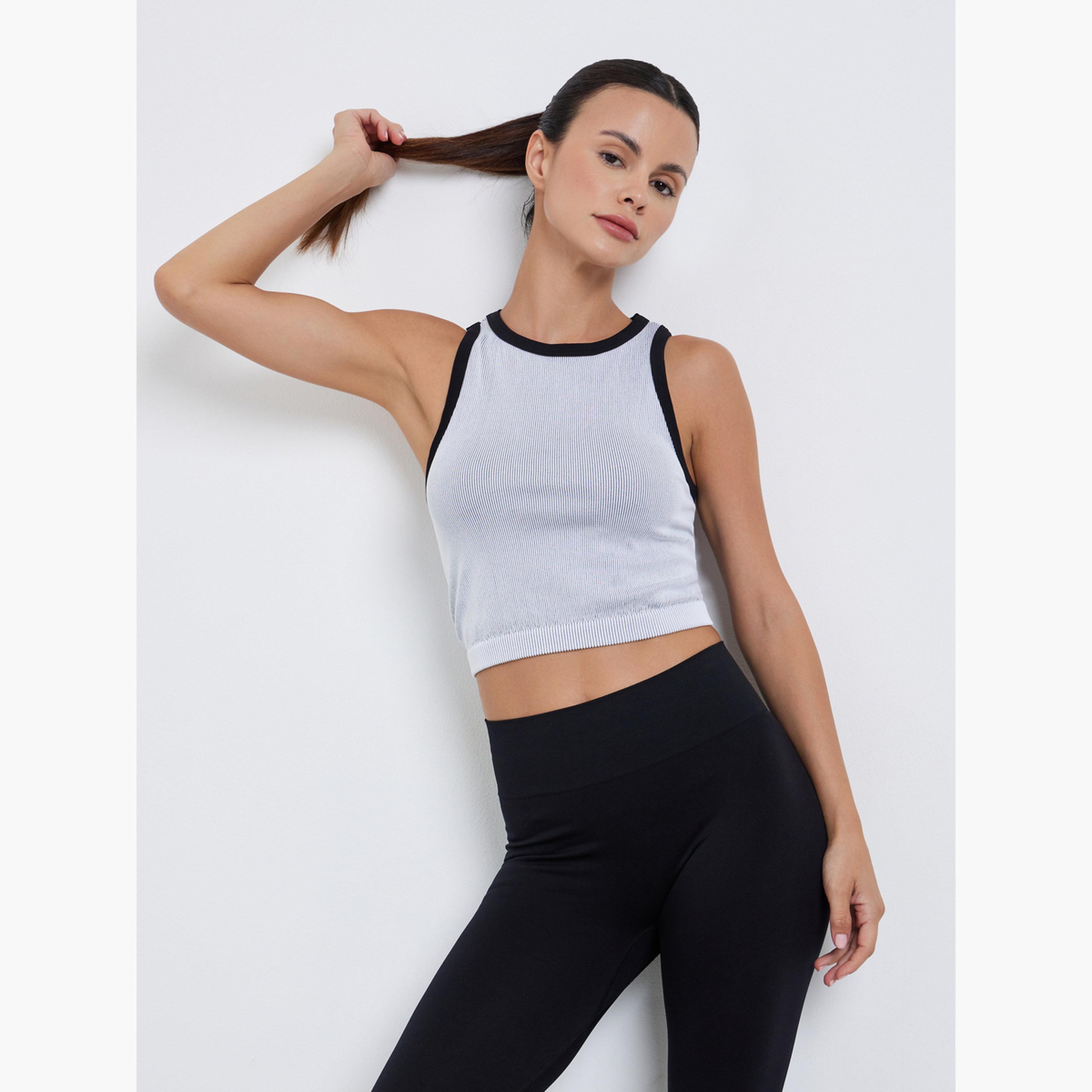 ستايلي - طقم مكون من بلوزة قصيرة مضلعة بحافة متباينة وبنطال ضيق للنساء-women-clothing-sportswearandactivewear-trackpantsandtracksuits-image-2