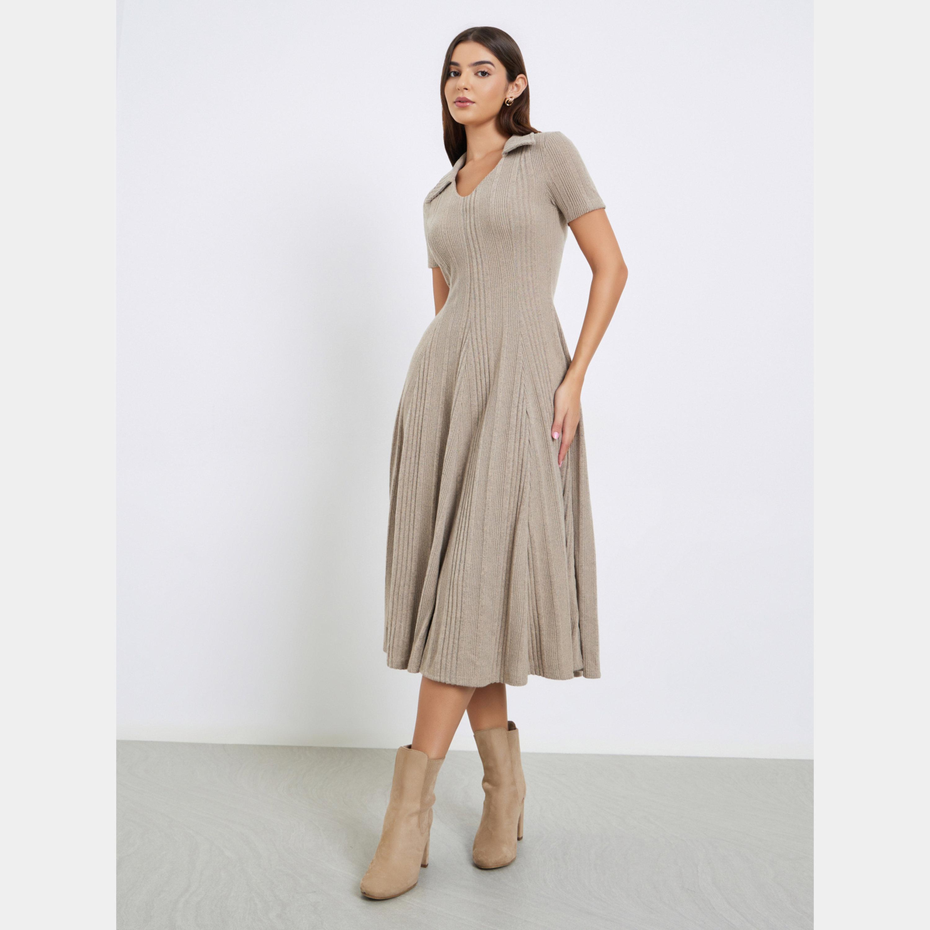 ستايلي - فستان نسائي متوسط ​​الطول بأكمام قصيرة وياقة مفتوحة لون بيج-women-clothing-dresses-image-1