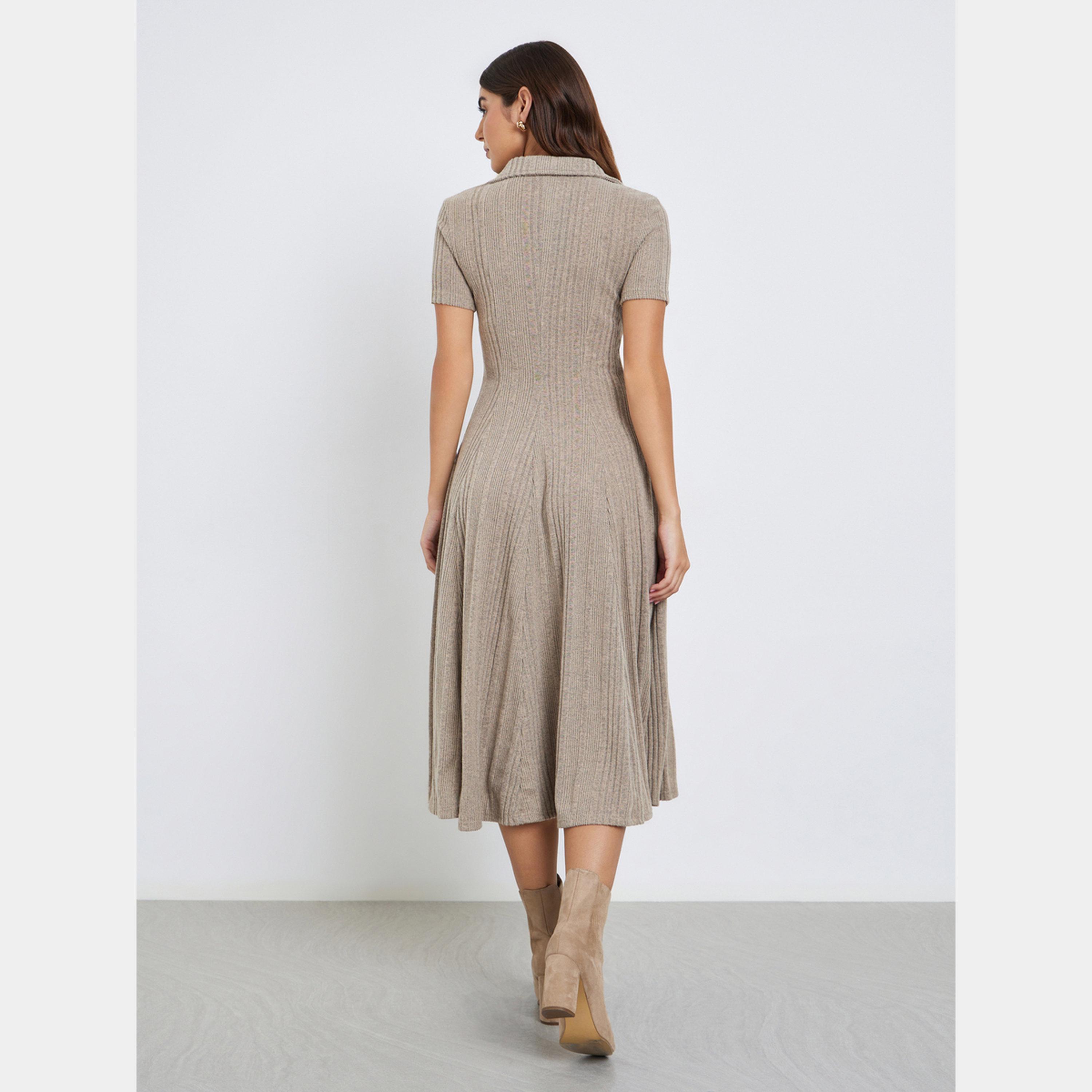 ستايلي - فستان نسائي متوسط ​​الطول بأكمام قصيرة وياقة مفتوحة لون بيج-women-clothing-dresses-image-4