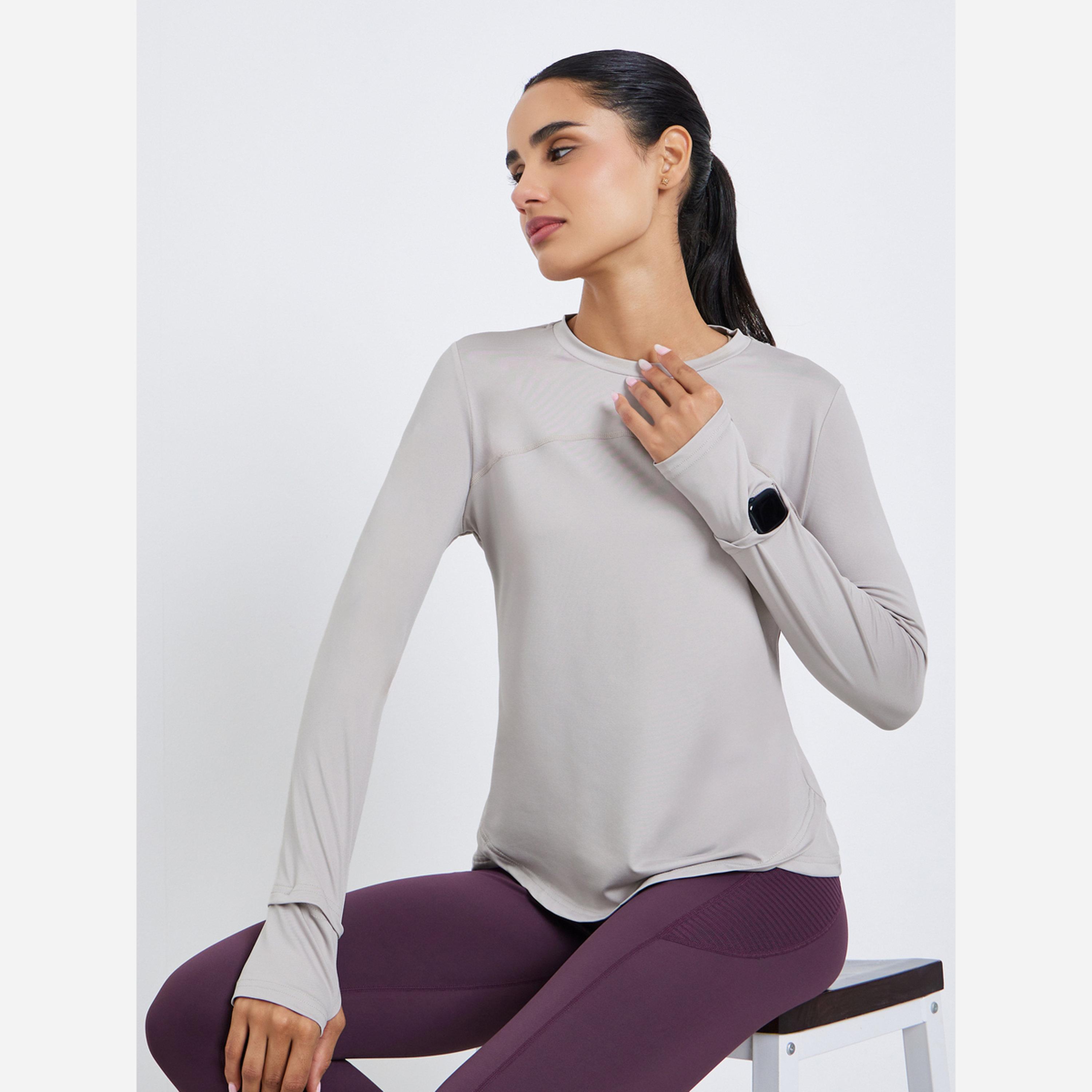 ستايلي - توب أكمام قصيرة مع تطريز وتداخل جانبي مفتوح يُظهر الساعة بشكل أنيق.-women-clothing-sportswearandactivewear-tshirtsandvests-image-3