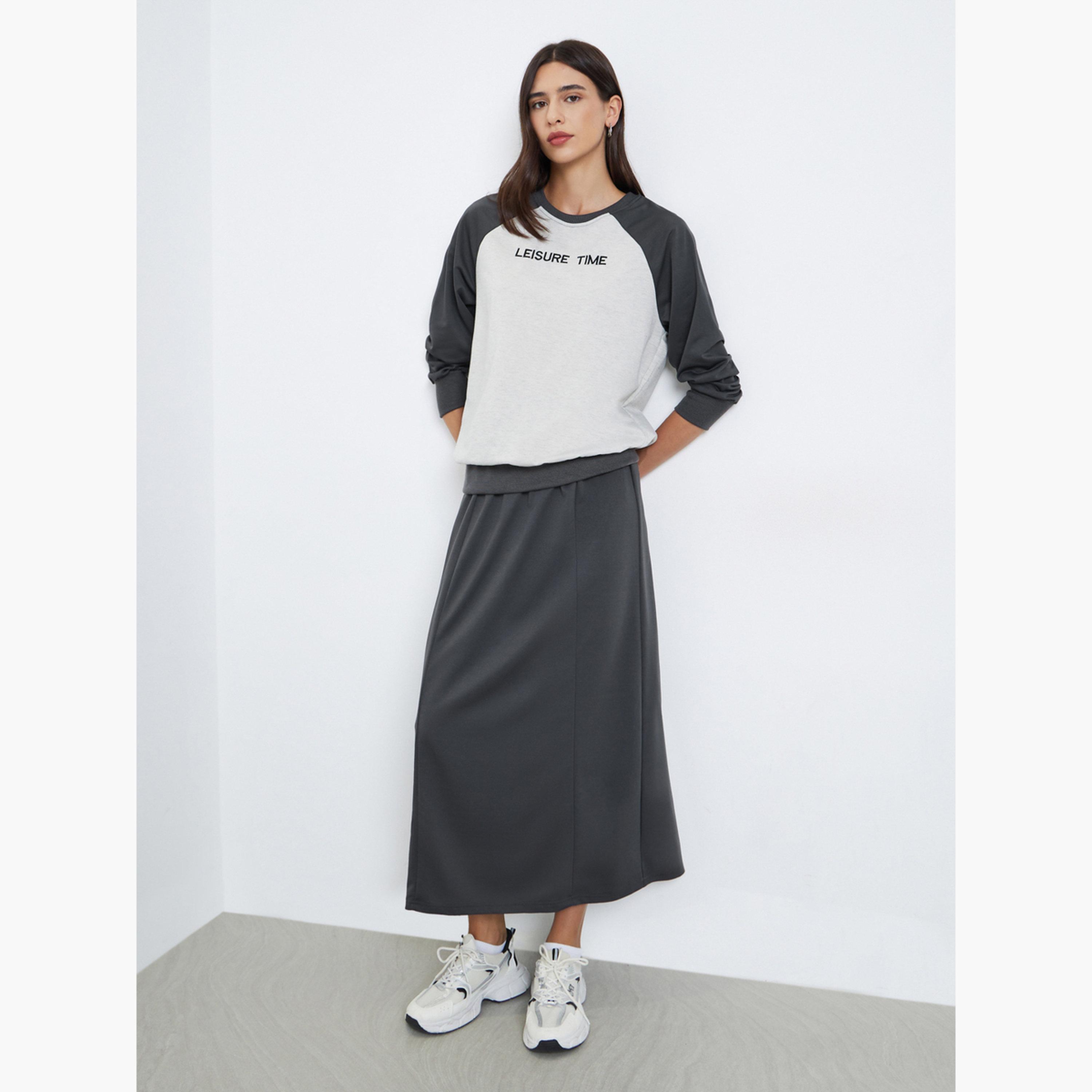 ستايلي - طقم بلوزة وتنورة بشعار ملون للنساء-women-clothing-coordsets-image-1