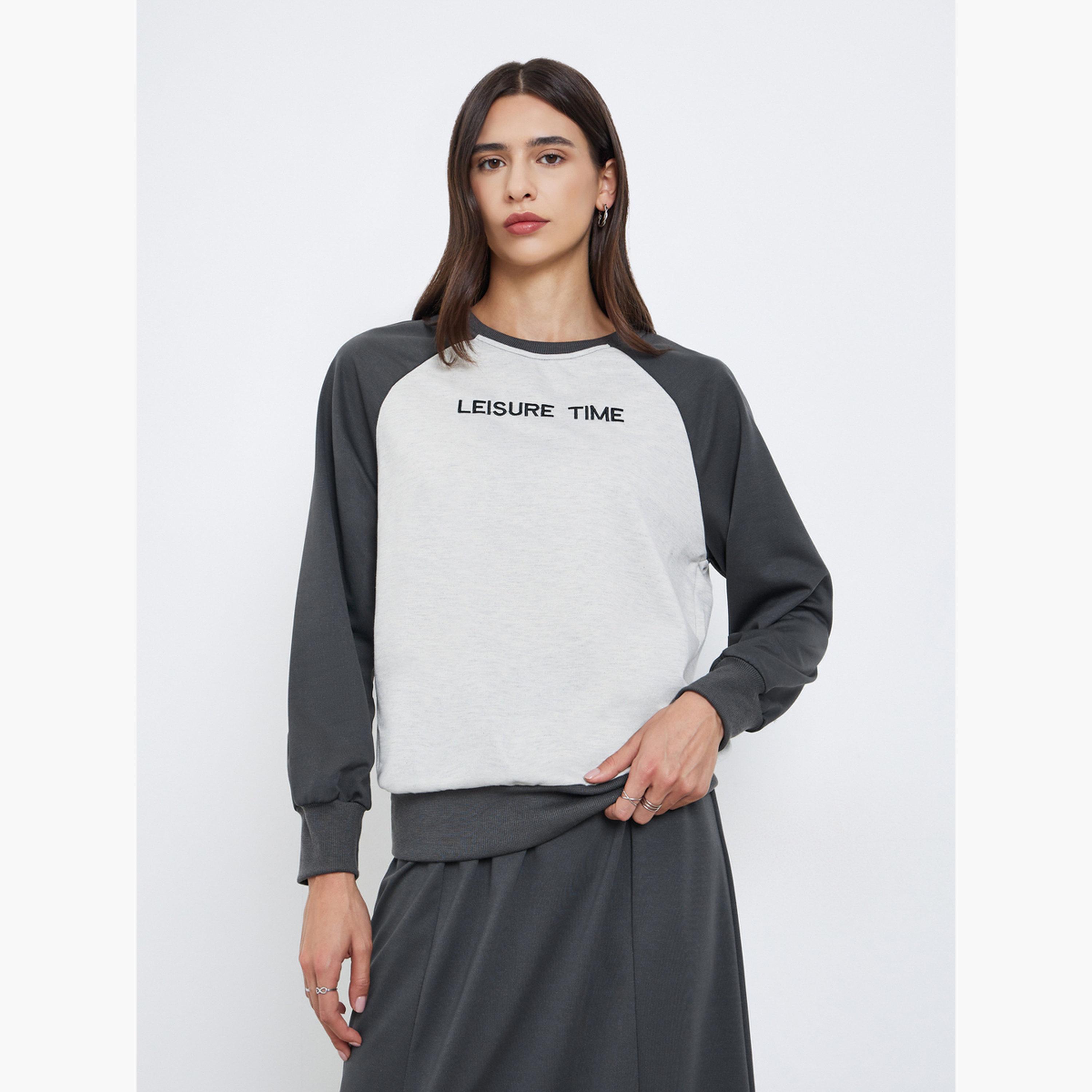 ستايلي - طقم بلوزة وتنورة بشعار ملون للنساء-women-clothing-coordsets-image-2