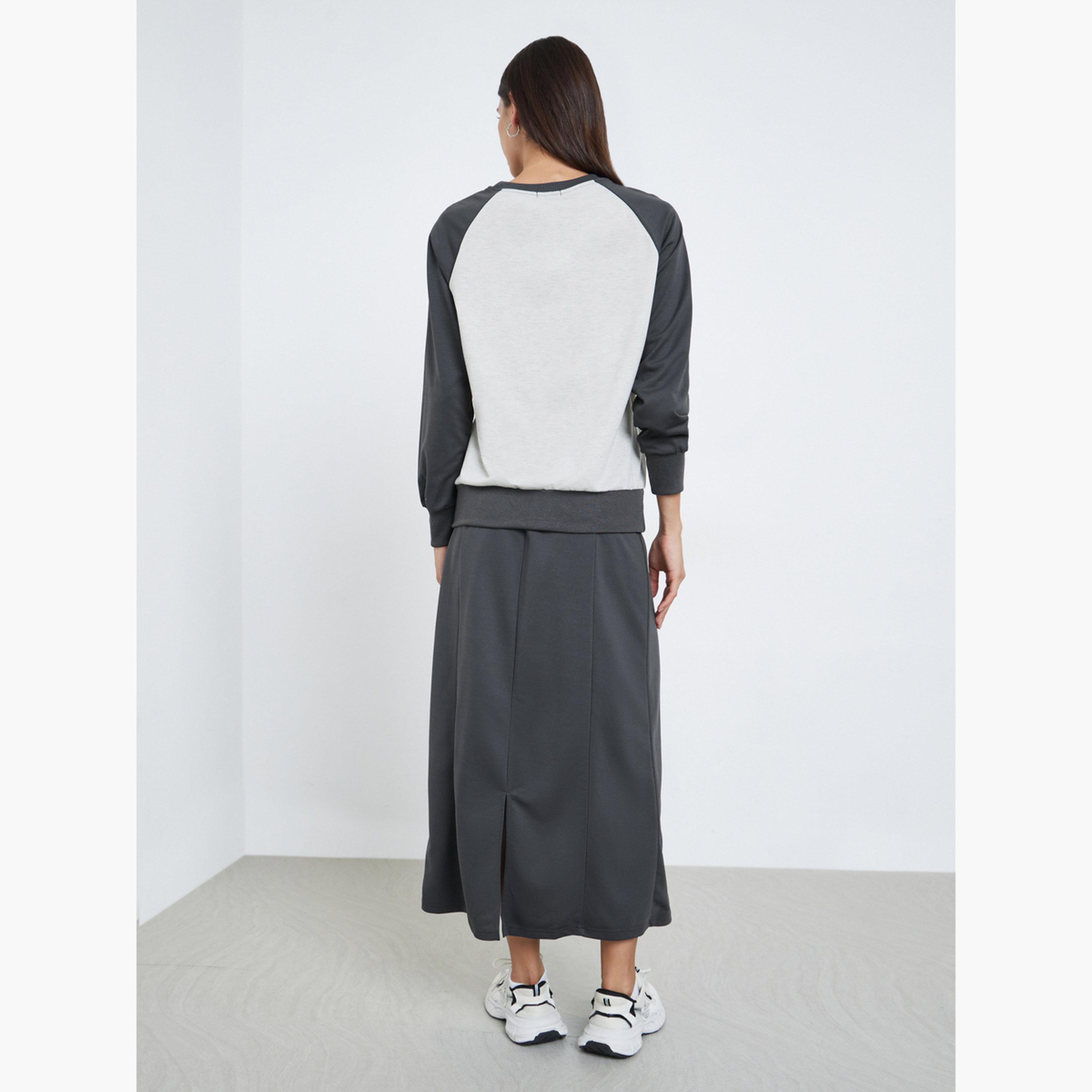 ستايلي - طقم بلوزة وتنورة بشعار ملون للنساء-women-clothing-coordsets-image-3