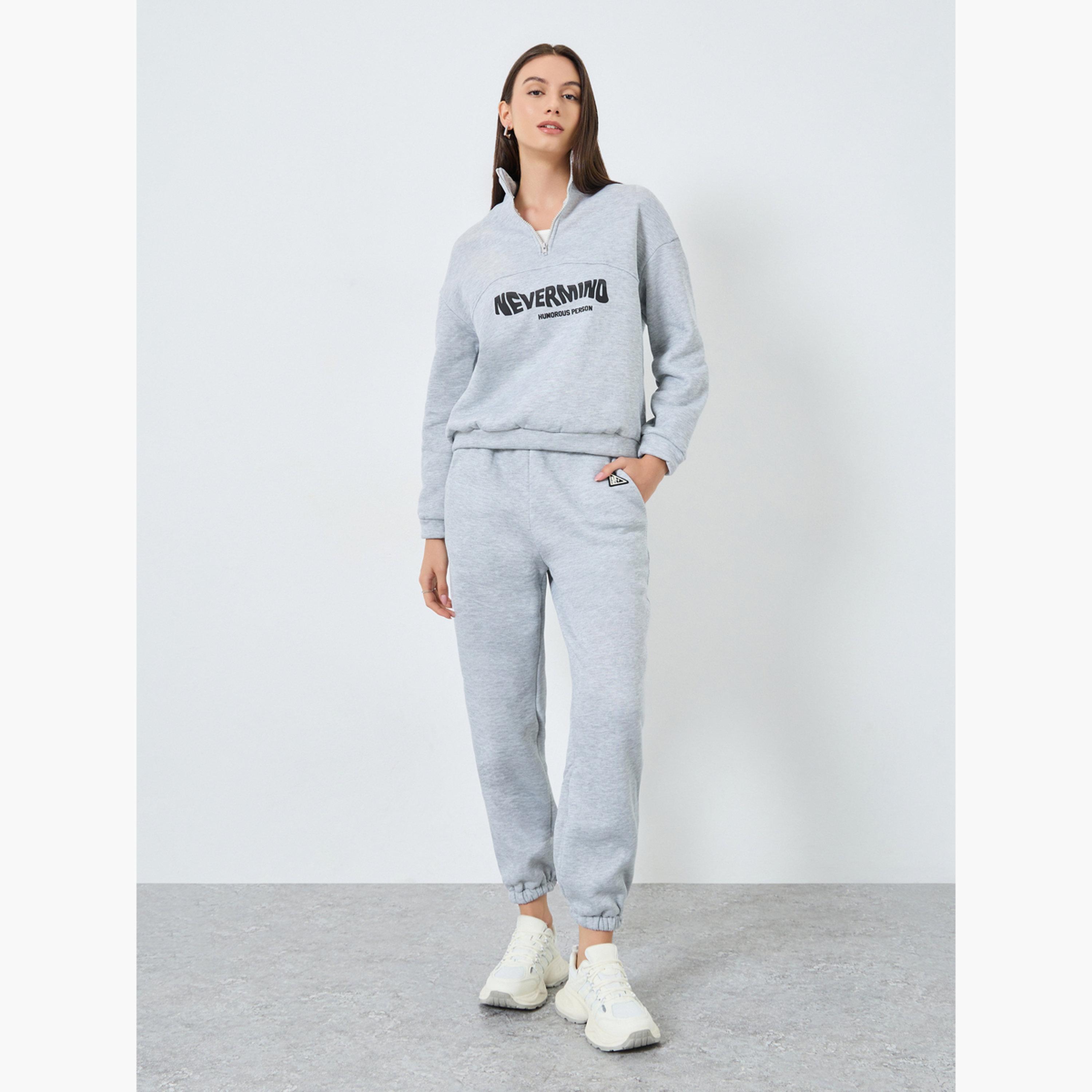 تيك تو - قميص رياضي وبنطال رياضي طبعة شعار رمادي للنساء-women-clothing-coordsets-image-1